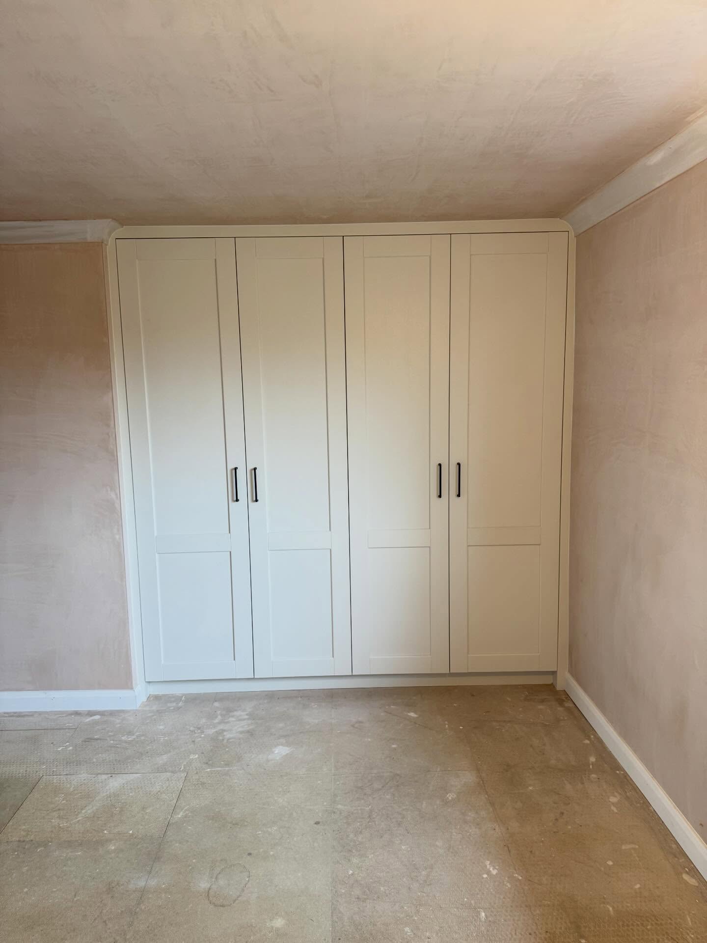 Porcelain-inspired wardrobes done right. Custom internals and a seamless finish. Thanks @primebuild_ and @s.a_plastering for the assist.
. #wardrobes #bedrooms #bedroomdecor #bedroomfurniture #ashwoodkitchens