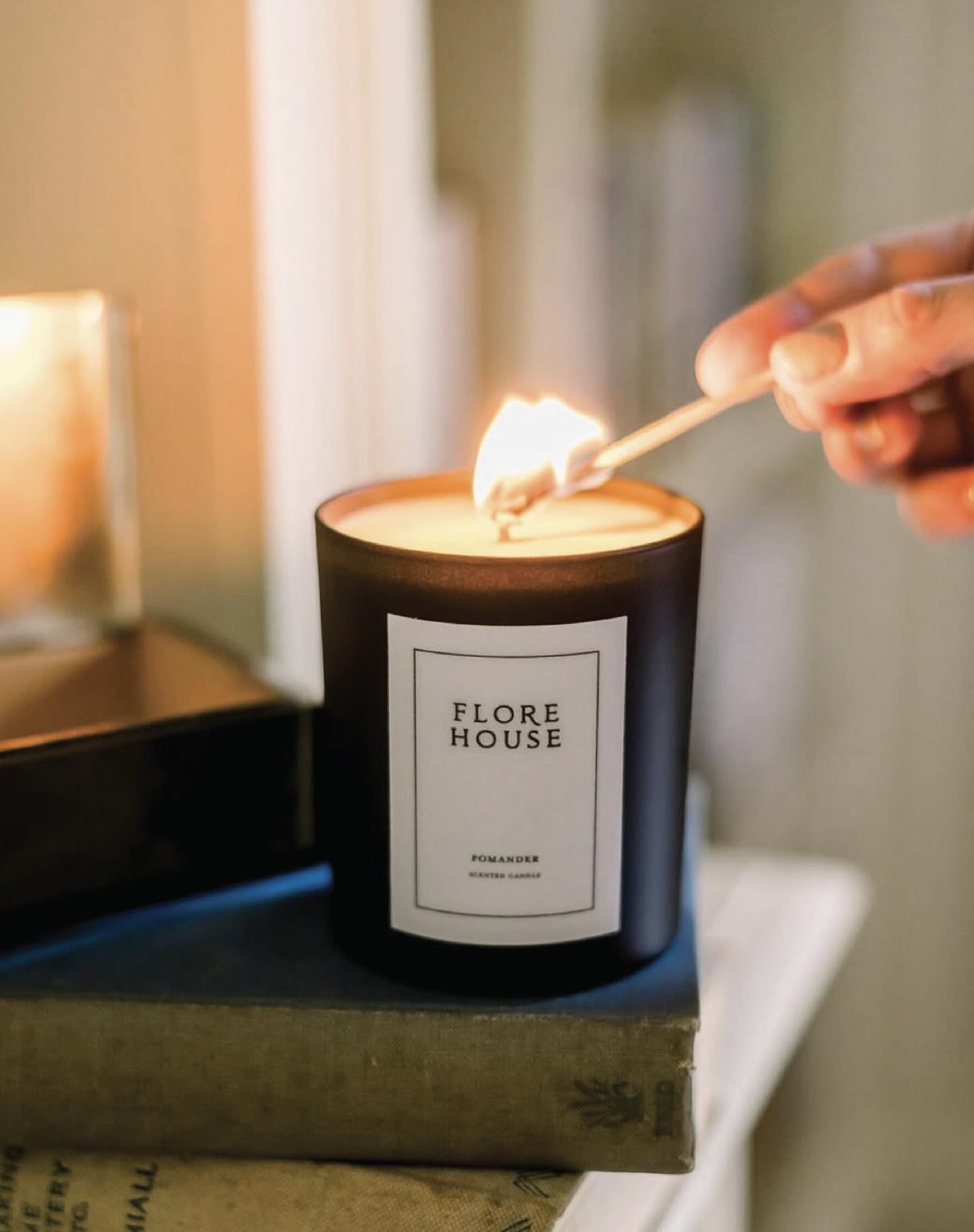 Golden hour, beautiful rooms, and picture-perfect backdrops.
.
Flore House is the ideal setting for product photography, brand shoots & content days. From elegant interiors to stunning natural light.
.
Looking for a location that elevates your brand visuals?
#productphotography #brandshoot #contentday #photoshootlocation #creativespace #florehouse #northamptonshire