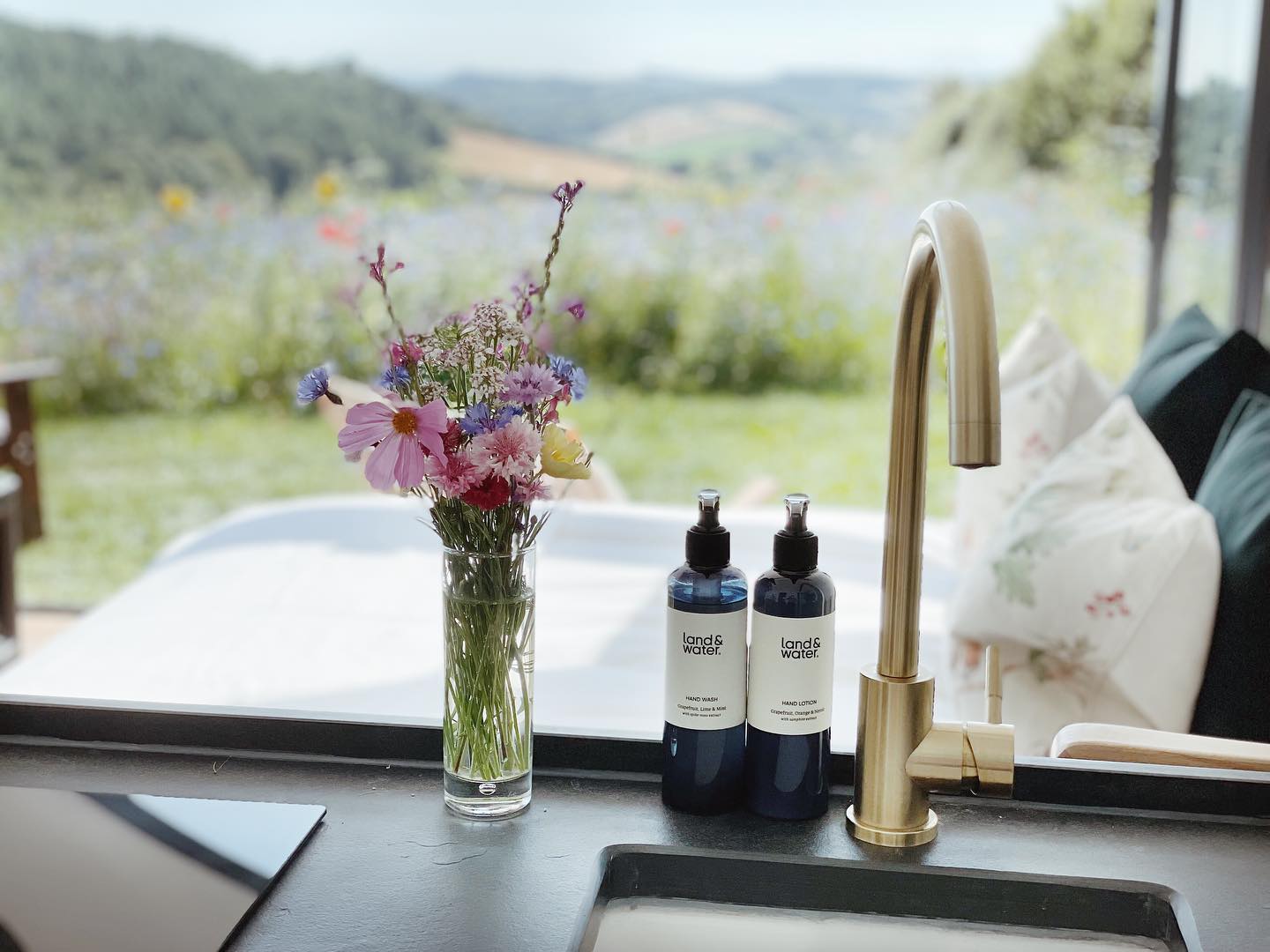 Slate Park cabin 🌿
We’ve carefully selected @landandwater_ ‘s natural and sustainably sourced products for guests to use whilst you’re with us. Not only are they based just around the corner from us in Cornwall but they smell incredible too!
📸 taken by our guests this weekend
#devon #modbury #cabin #ecotourism #wildlife #staycation #glamping #landandwater #naturalskincare