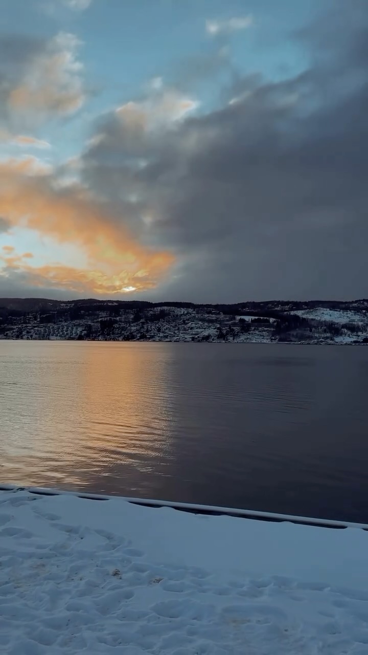 Where the winter meets the sea and the sky paints gold over Drøbak.