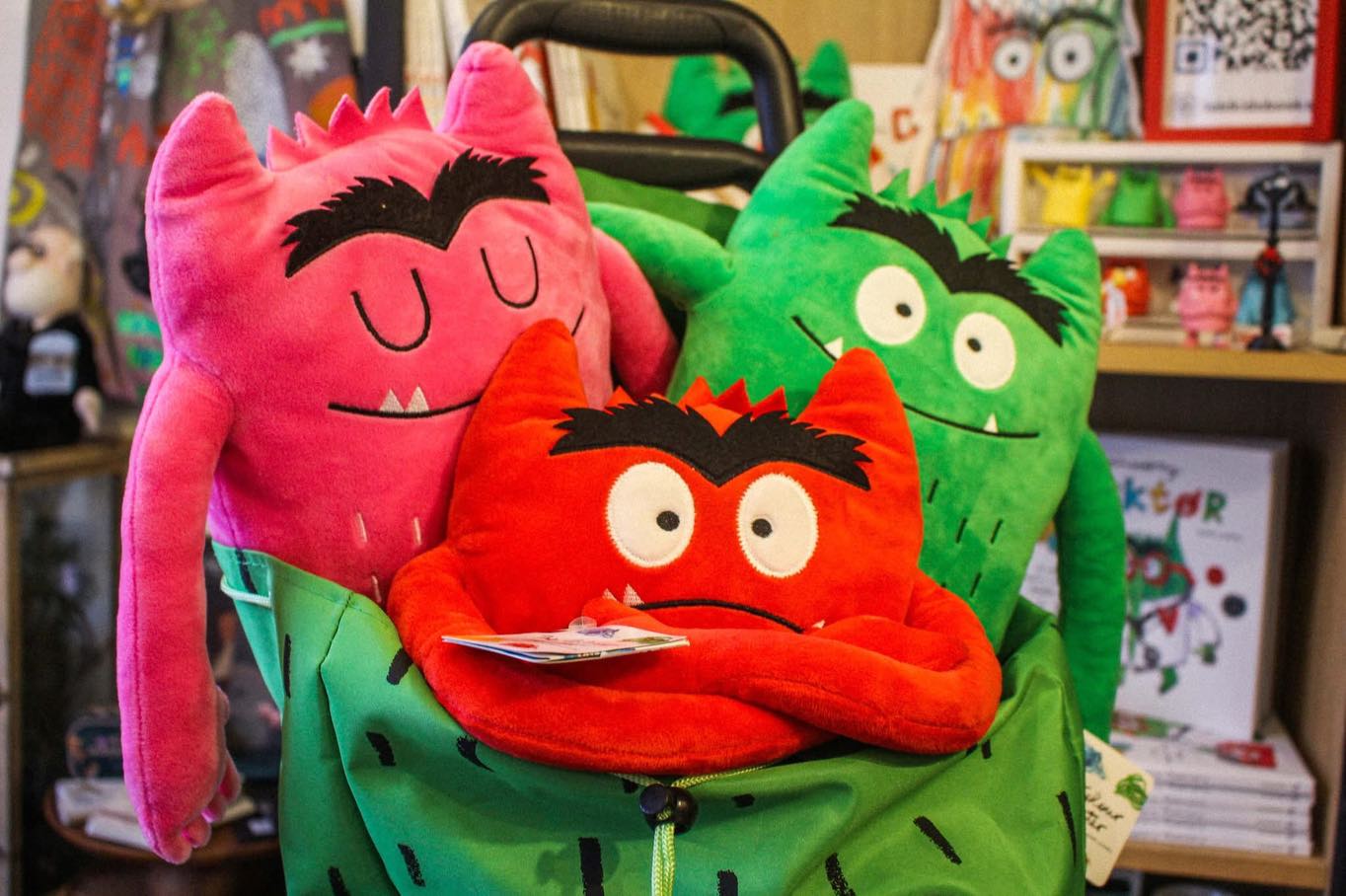 💚❤️💛 Ezek az érzelmek minden teret színesebbé tesznek; ahogy egy gyerekszobát, óvodát vagy rendelőt, úgy a belső tereinket is megragadják a Színszörny-triók!
🧸Még három napig: február 14-ig 25–40% kedvezmény minden Színszörny plüssre a Labirintus webshopjában és műhelyében! Minél több érzelem, annál nagyobb kedvezmény!
💗1 érzelem –25%
💗💗2 érzelem –30%
💗💗💗3 vagy több érzelem –35%
A 6 darabos teljes Színszörny-szettet február 14-éig az eredeti 59 400 Ft helyett 35 000 Ft-ért vehetitek meg – a készlet erejéig.
Nincs kuponkód: csak tedd őket kosárba, és a kedvezmény automatikusan megjelenik 💫
Érzelmek és színek:
💗Szeretet – rózsaszín
💚Nyugalom – zöld
💛Öröm – sárga
❤️Harag – piros
💙Bánat – kék
🖤Félelem – szürke
👉További részletek a biónkban!
#színszörny