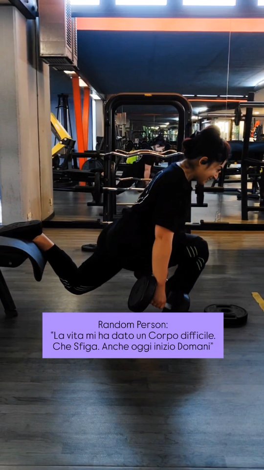 🍀𝑳𝒂 𝒗𝒊𝒕𝒂 𝒏𝒐𝒏 𝒎𝒊 𝒉𝒂 𝒅𝒂𝒕𝒐 𝒖𝒏 𝒄𝒐𝒓𝒑𝒐 𝒐 𝒖𝒏𝒂 𝒎𝒆𝒏𝒕𝒆 "𝒇𝒂𝒄𝒊𝒍𝒊".
🎗️Mi ha dato prima i Disturbi Alimentari e poi dopo anni... Dolore Cronico, Endometriosi, Fibromialgia, Sindrome di Alcock, Infiammazione, un Sistema Nervoso sempre in allerta.
❤️🩹Mi ha dato un corpo che a volte pesa, limita, frena.
E una mente che conosce bene il caos, il controllo, il crollo.
Non è colpa mia.
Ma è responsabilità mia cosa ne faccio. Restare ferma a raccontarmi che sono sfortunata è una scelta.
🪷La salute non è fortuna.
È una presa di responsabilità quotidiana.
Scomoda.
Ripetitiva.
Non instagrammabile.
Non è che alcuni nascono “giusti” e altri no. E so quanto a volte sembri esattamente così...
Ma è necessario passare:
🥀 dal vittimismo
🌹alla consapevolezza
🫂Allenarci non è mera motivazione.
È terapia sul corpo.
È regolazione emotiva.
È educazione del sistema nervoso.
È un atto quotidiano di cura, non di punizione.
È smettere di delegare la propria salute
al caso, al destino, al professionista di turno, al “quando starò meglio”.
🌼Nel mio caso è anche un lavoro.
Perché ciò che vivo nel mio corpo e nella mia mente
è ciò che porto ogni giorno nelle persone che accompagno:
allenamento, nutrizione, educazione, presenza.
Non promesse facili.
Non scorciatoie.
🌀Responsabilità e ascolto🌀
💜Il locus of control torna dentro quando
👉🏼smetti di chiederti: “perché a me?”
👉🏼e inizi a chiederti: “cosa posso fare oggi, con questo corpo, con questa mente?”
🫂Io lavoro con questo ogni giorno.
Con corpi difficili.
Con menti che sabotano.
Con persone stanche di non essere viste e frustrate dal sentirsi vittime della propria storia.
🧠Qui non promettiamo guarigioni facili.
Qui non vendiamo motivazione.
Qui ci si assume la responsabilità di restare.
💜Questo è Disequilibrium Project.
Non per chi cerca salvezza.
Ma per chi sceglie consapevolezza.
Per chi vuole abbracciare, comprendere ed aiutare il proprio perfetto disequilibrio 🦋 per curarsi nutrendosi di Vita.
DisequilibriumProject NutriamociDiVita AkaliDisequilibrium LocusOfControl CuraCorpoMente
DoloreCronico SaluteMentale AllenamentoConsapevole
ResponsabilitàPersonale MovimentoComeCura