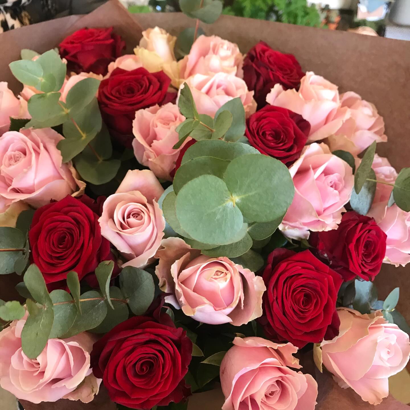 Alla hjärtans dag är snart här och vi laddar upp med maaaassa blommor och fina presenter till den stora dagen!
För att kunna glida förbi kön kan du förbeställa dina blommor - slå oss en signal, skriv i formuläret på vår hemsida eller maila oss (länk och info i bio) 👏🥰