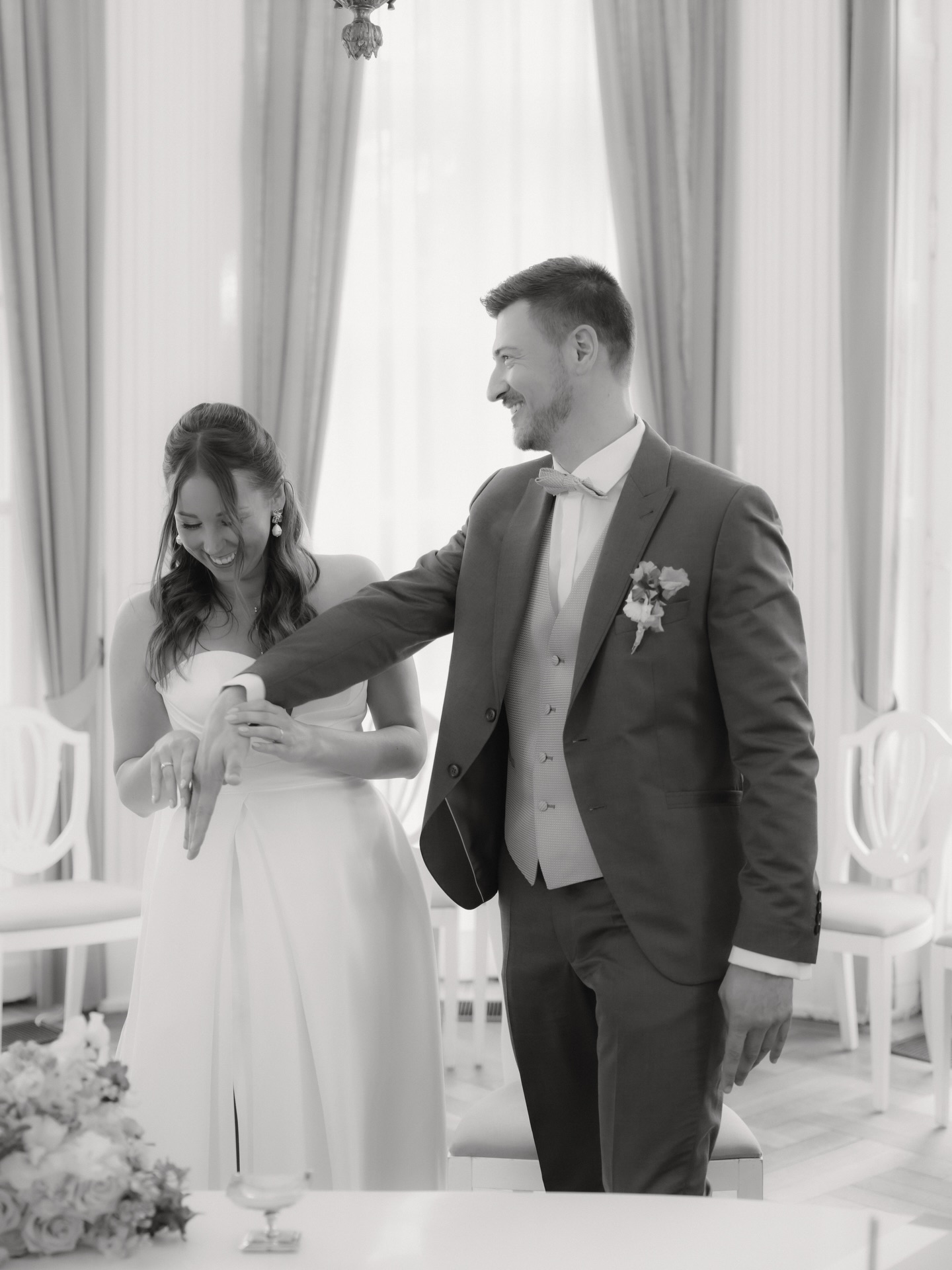 Ich liebe standesamtliche Hochzeiten und den besonderen Charme den kleine Gesellschaften ausstrahlen. L & F durfte ich ganz spontan begleiten und ihre Liebe und ihren Humor füreinander festhalten. ✨🤍
#standesamtlübeck #standesamt #standesamtlichetrauung #standesamtlichehochzeit #hochzeitsfotografinlübeck