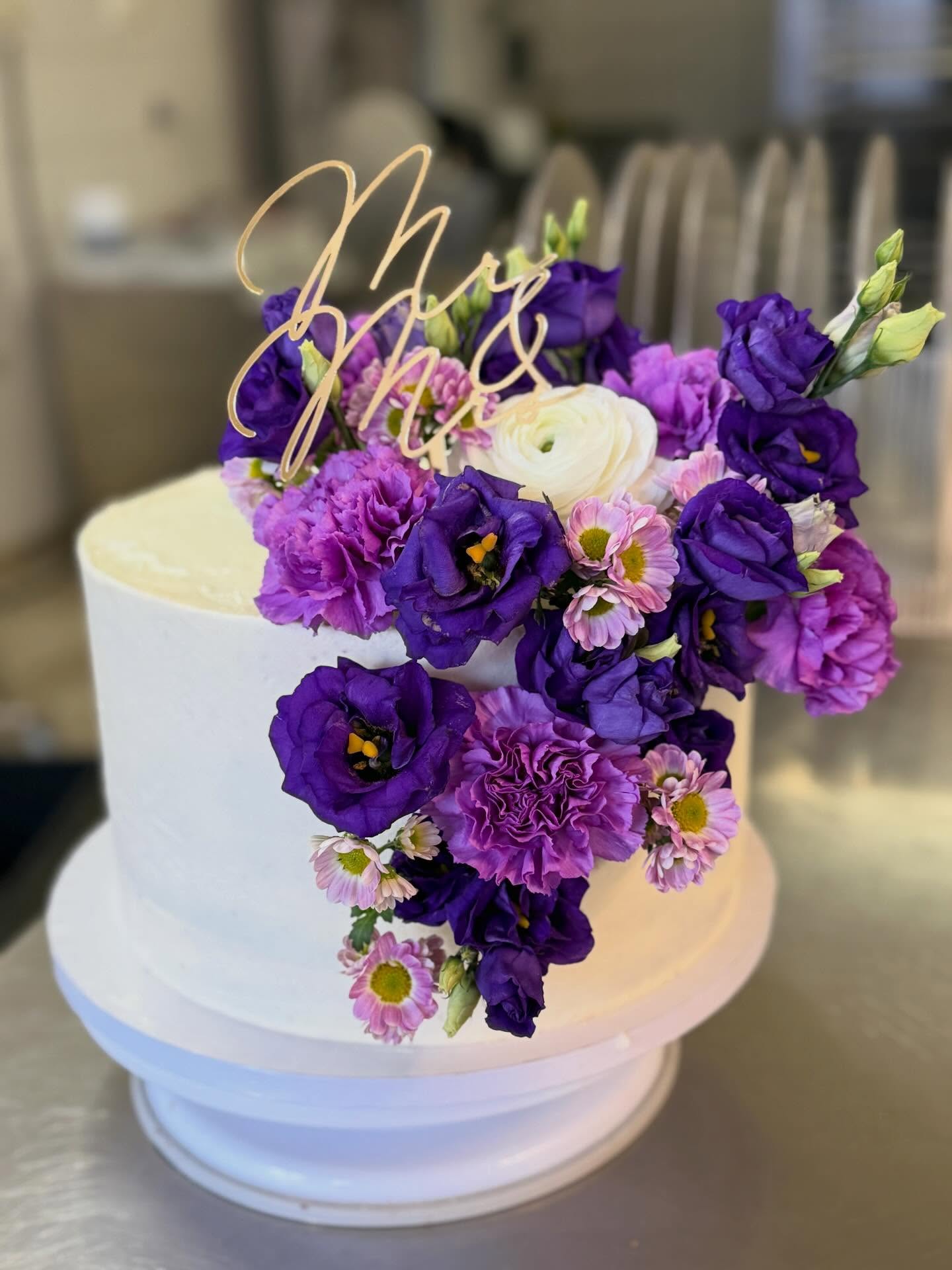 Schlicht. Elegant. Unvergesslich.
Schoko-Erdbeer-Hochzeitstorte Ø 25 cm
Mit lila Blüten als feine Ergänzung zum Farbkonzept.💜
✨
Die wundervollen Blumen sind von
@herzundbluete und @hummel_blumen