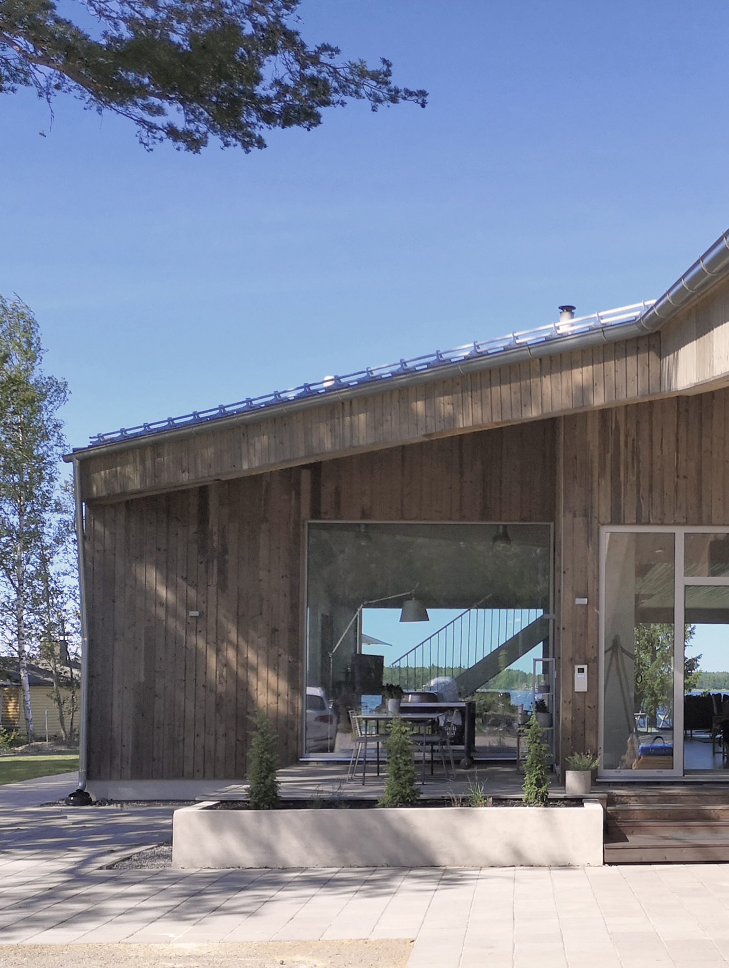 Villa NN is a single-family house located just north of Vaasa designed together with Jenni Hölttä. What makes this project stand out is how it brings together indoor and outdoor living spaces, uniting three buildings under one roof. The villa was featured in @asunlehti (issue 2/2020).
Light wooden facades and close proximity to the sea create a strong connection to nature while maintaining the comfort and clarity of a contemporary home. It has become a home shaped by its surroundings, where the architecture quietly supports everyday life.
#architecture #scandinavian #scandinavianarchitecture #nordicdesign #designstudio