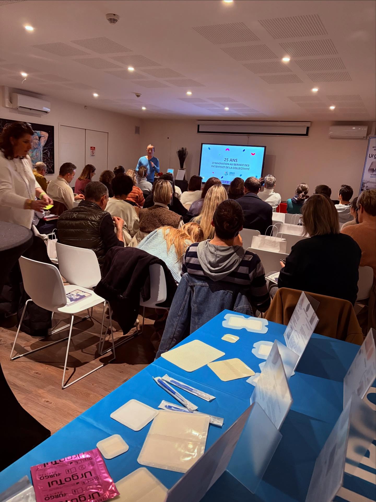 Ce soir, nous avons le plaisir d’accueillir à l’Hôtel Karène des professionnels de santé à l’occasion d’une réunion organisée par Marion Sivade (URGO Médical )avec l’intervention du Dr damien peyregne et du Dc Leblanc.
🙏Merci à Valles Vidal Veronique pour la confiance accordée. MSP Berge de L’Isère
Notre salle de réunion entièrement équipée a permis d’accueillir cet événement dans des conditions optimales, suivi d’un cocktail dînatoire assuré par notre service restauration.
Ravis d’accompagner des temps d’échanges professionnels dans un cadre propice au travail et à la convivialité .
#événementprofessionnel
#Sante
#working
#reunion
Hôtel Karene ⭐️⭐️⭐️
