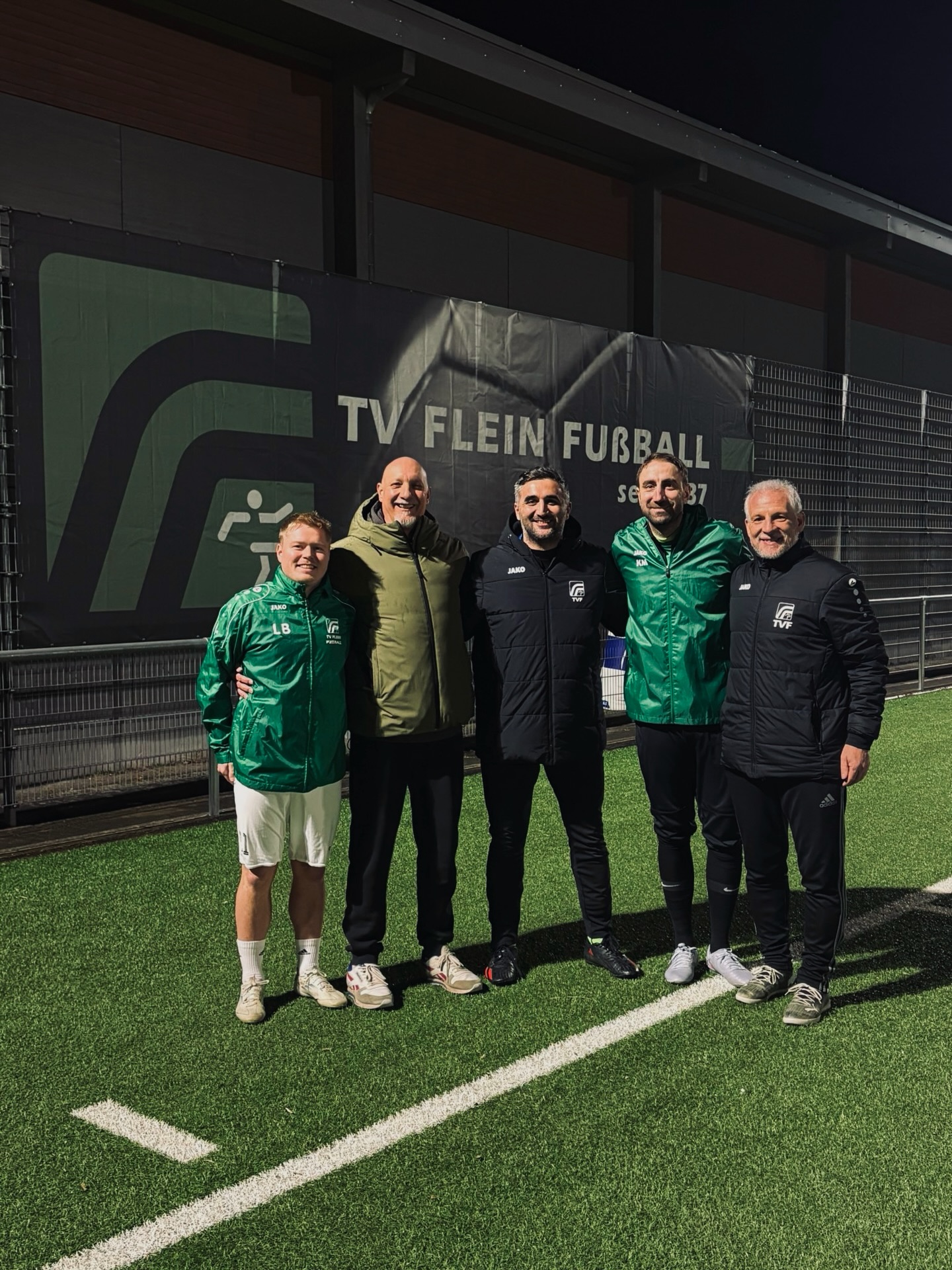 Neuzugang im Trainerteam💚🤍
Wir freuen uns riesig, unseren neuen Torwarttrainer beim TV Flein begrüßen zu dürfen:
Herzlich willkommen, Salvatore Barbagallo!✌🏻
Viele Jahre stand er selbst aktiv zwischen den Pfosten und ist auch aktuell noch bei unserer Ü32 @tv.flein.ah im Tor. Mit seiner Erfahrung, seinem Engagement und seiner großen Leidenschaft für die Torwartposition bringt er beste Voraussetzungen für seine neue Aufgabe mit. 🧤🔥
Zuletzt war er beim VfR Heilbronn aktiv und begleitete den Verein bis in die Bezirksliga.
Wir freuen uns sehr, dass er sein Wissen nun an unsere aktiven & Jugend-Torhüter weitergibt. 💚⚽🤍
Gleichzeitig möchten wir uns herzlich bei unserem bisherigen Torwarttrainer Julien Hübler @julhrk081 bedanken – für seinen Einsatz als Trainer und seine aktive Zeit im Trikot unseres TVF. 💚🤍🙏
Viel Erfolg, Salvatore – und danke, Julien!💪🤍💚
#TVFlein #torwarttrainer #neuzugang #grünweiss #leidenschaft