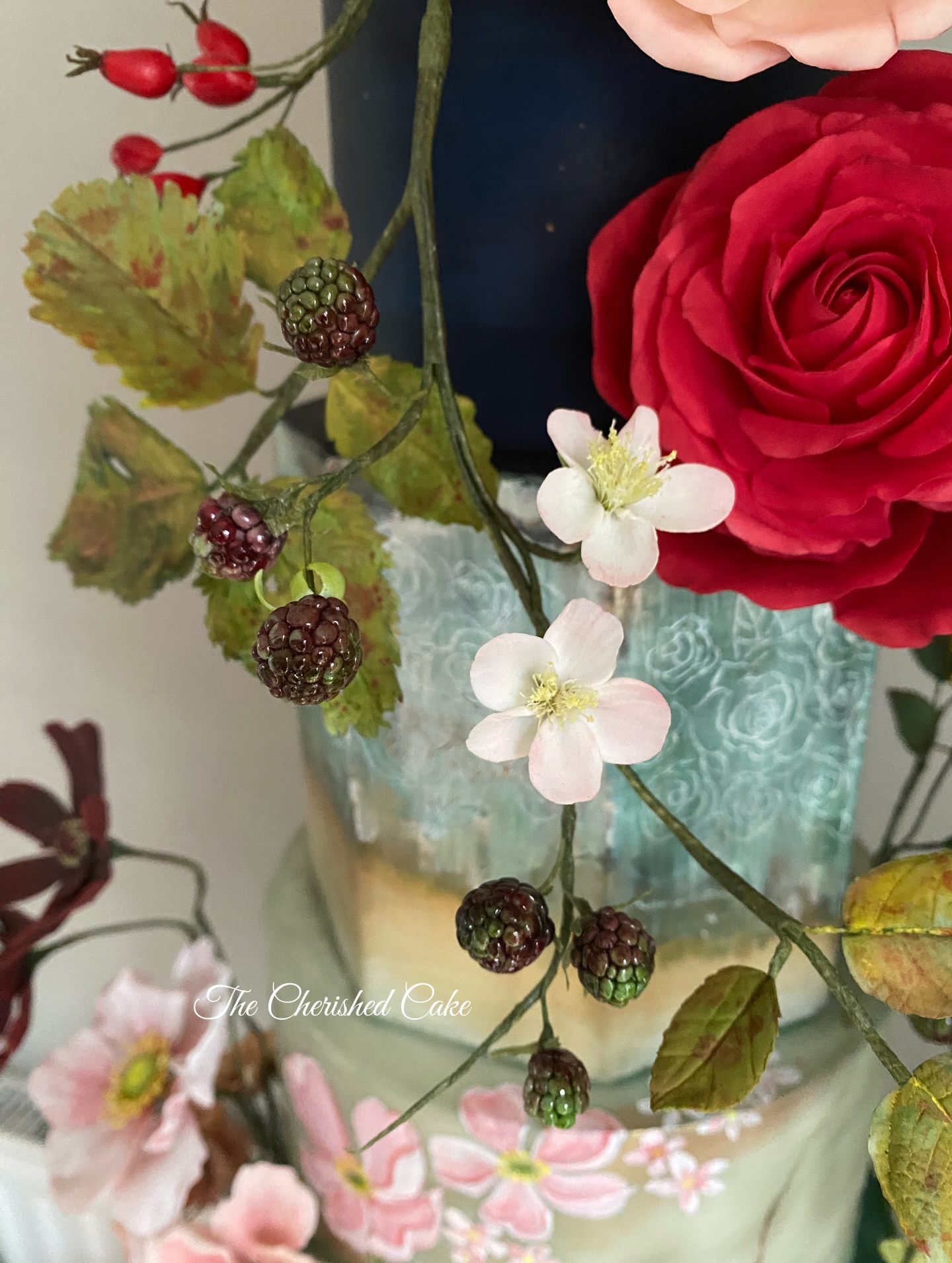*・゜゚・*:.。..。.:*・'(*゚▽゚*)'・*:.。. .。.:*・゜゚・*
Handmade sugar blackberries are a lovely way to add a seasonal touch to your cake❣️
Planning an autumn wedding? 🍂
I’d be delighted to create a bespoke autumn or winter wedding cake that reflects your style and your day.
If my designs speak to you, please do get in touch😉
Yuko🌸
.
.
.
#sugarblackberries #autumnwedding #weddingcake #weddingcakeideas #luxuryweddings