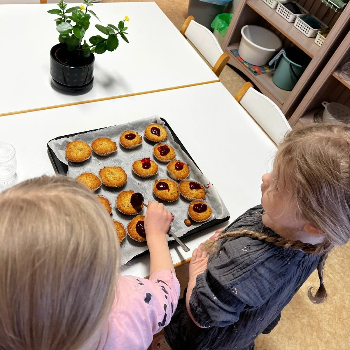 Viime viikko oli täynnä mukavaa tekemistä ja yhteisiä hetkiä!✨
Pääsimme ”Matka maailman ympäri” -retkelle. Tuusulan seurakunnan järjestämässä yhteisymmärryksen viikon tapahtumassa tutustuimme eri maiden elämään ja kulttuuriin esineiden, monipuolisen tekemisen, aistien ja teatterin keinoin. 🌎
Ulkoilusta nautittiin liukurimäessä. 🛷❄️
Viikon kruunasi Runebergin päivän juhlistaminen lasten leipomien herkullisten torttujen merkeissä. 😋
#varhaiskasvatus #tuusula #montessori #kasvatus #talviliikunta