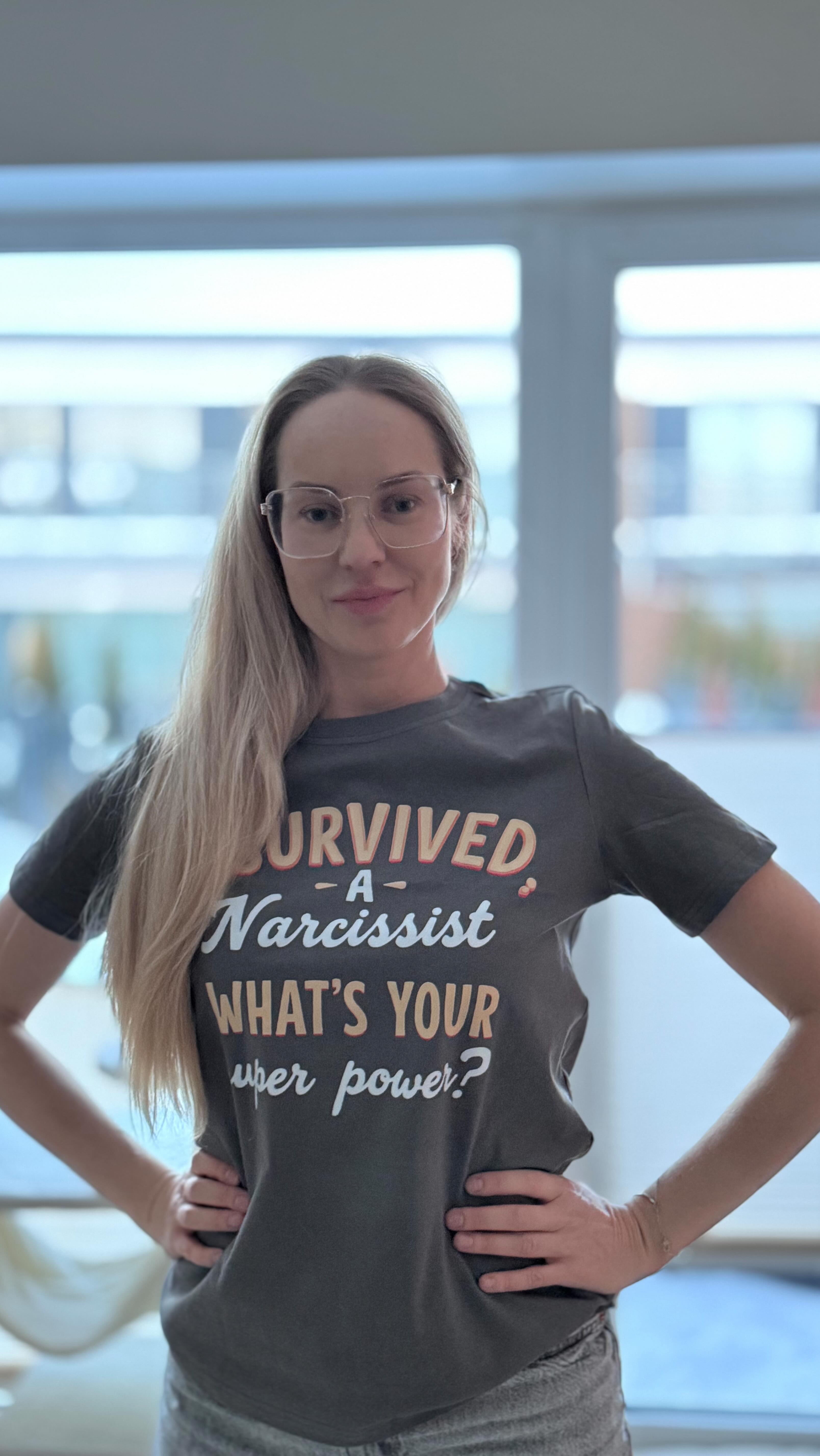 Kui inimene on suhtes ja mõtleb sageli:
„Äkki probleem on minus?“
siis see küsimus ei teki tühjalt kohalt.
Psühholoogilise kontrolli puhul ei võeta sinult otseselt vabadust.
Sind viiakse tasapisi punkti,
kus sa enam ei usalda iseennast.
See on põhjus, miks on nii raske öelda:
„Ma olen vaimselt vägivaldses suhtes.“
Sest sees olles tundub see normaalne.
Ja normaalne tundub see seni,
kuni keegi paneb sellele kogemusele sõnad.
🎨 Maal minu selja taga ei ole juhuslik.
See on Jaana Tenno looming — kunstnik,
kelle töid olen aastaid imetlenud.
@jaanatenno_
Kui see postitus tekitab äratundmise,
siis see ei tähenda, et sa otsid probleeme.
See tähendab, et sa hakkad oma kogemust usaldama.
#kontroll
#vaimnevägivald
#kontrollivsuhe
#lahutus
#suhe