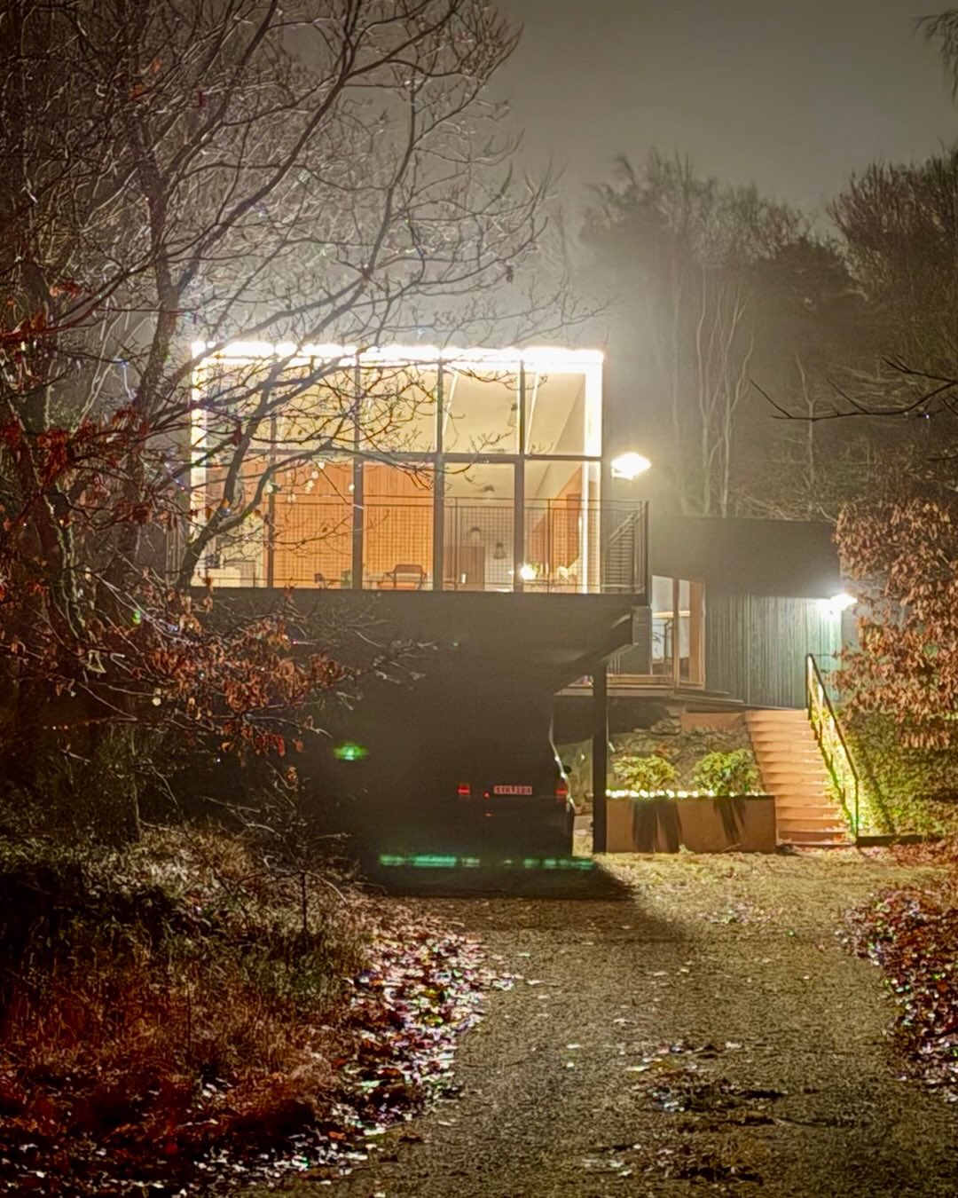 Villa Kawe. Konstruktion av I och H-balk med bilparkering under huset.