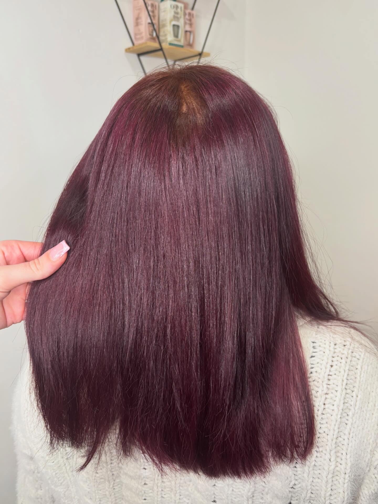 All over colour refresh ❤️✨ Rich tones, silky smooth finish and that mirror-like shine after a sleek straight blowdry. Healthy, glossy hair will always be the goal — obsessed with how this colour catches the light! Coloured by Daisy✨