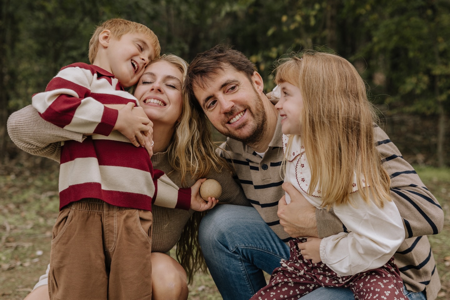 A les sessions no busquem posar… busquem vincles. 🤍
Abraçades, mirades còmplices, riures sincers i aquella connexió que només existeix entre vosaltres.
Ja queda molt poc per tornar a gaudir de les sessions familiars en exterior, amb llum natural, molta natura i la llibertat que ens donen aquests escenaris.
Si teniu ganes de regalar-vos (o regalar) records reals, ara és un molt bon moment per començar a pensar-hi de cara a la primavera.
PD. Recordeu que al mes de Març arriba la floració, una època molt efímera i alhora molt sol·licitada. 🌸
Si teniu qualsevol consulta o dubte, em podeu escriure quan vulgueu, estaré encantada d’ajudar-vos. 💌
Una abraçada,
Andrea Pop
🖥️ www.andreapopfotografia.com
✉️ andreapopfotografia@gmail.com
📲 687 69 44 61
.
#andreapopfotografia #lleida #fotografiafamiliar #fotograflleida #familia