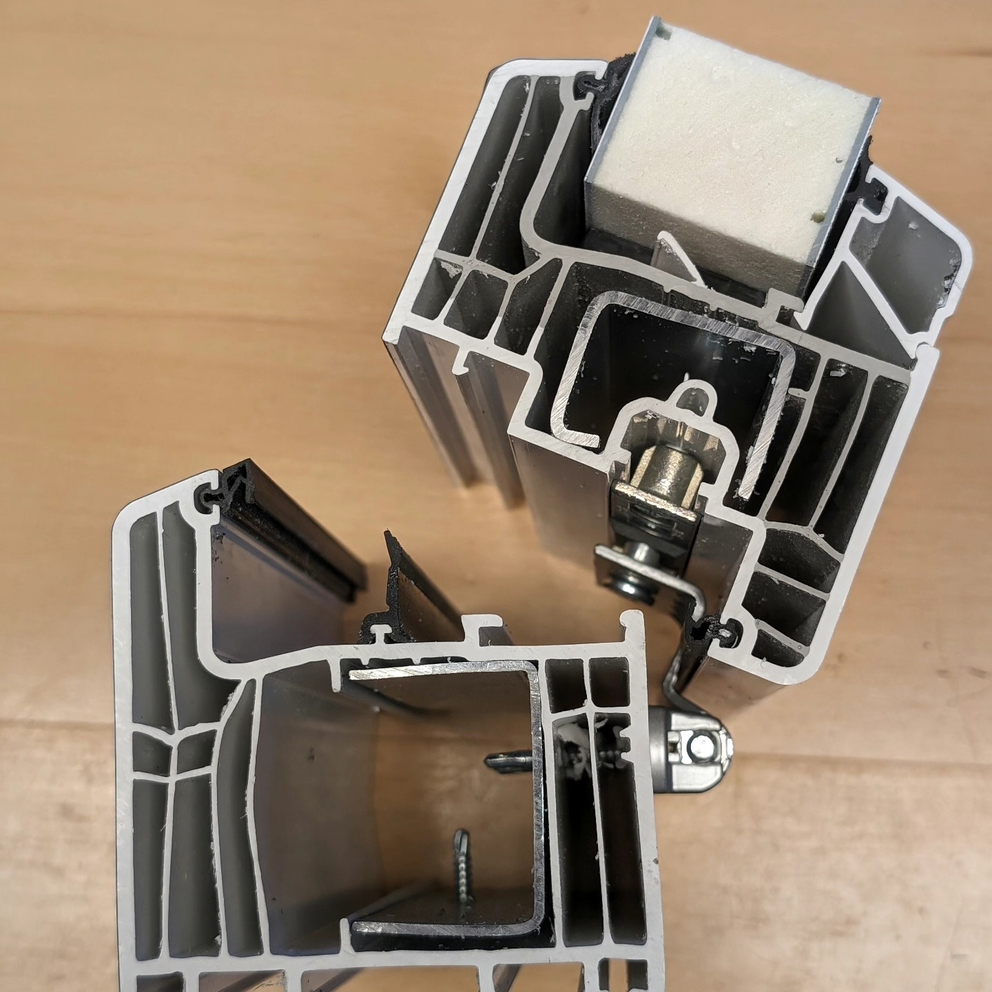 Schnittmuster eines Fensterrahmens mit Flügel