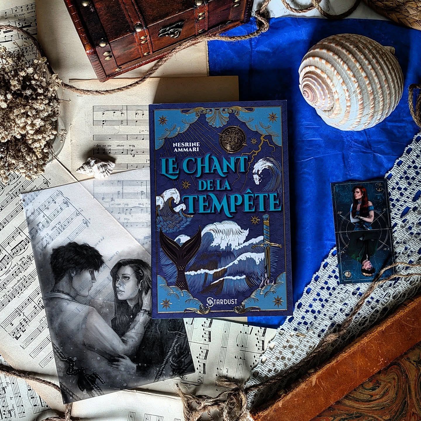 🌊 Le Chant de la Tempête - Nesrine Ammari 🌊
Bon… par où commencer ?
Déjà, je tiens à saluer le travail autour de la couverture et de l’objet livre. Franchement, c’est un vrai plaisir à avoir entre les mains, et ça donne immédiatement envie de se plonger dans l’histoire.
J’ai été agréablement surpris dès les premières pages par cette romantasy maritime. Le worldbuilding est vraiment bien construit, et l’action est dosée juste comme il faut pour donner un excellent rythme au récit. (Spoiler : c’est clairement le genre de livre qu’on a du mal à lâcher 👀)
On va donc suivre Kelsey et Calder.
Kelsey a dix-neuf ans et elle rêve d'intégrer la marine royale, l'armée qui protège l'Empire d'Oderion. Mais la trahison de son oncle plane au-dessus d’elle, et elle va devoir redoubler d’efforts pour prouver sa valeur. J’ai beaucoup aimé ce personnage imparfait, tiraillé, et surtout très attachant
En face, il y a Calder, bien plus mystérieux. Dernier prince du Peuple de l’Eau, ennemi de l’Empire et retenu captif, il va se retrouver forcé de s’allier à Kelsey pour une mission : retrouver une boussole magique au nom de l’Impératrice.
Donc on est sur un ennemies to lovers et slow burn comme il faut. Cette quête va les rapprocher, même s’ils n’en ont absolument pas envie au départ.
Gros coup de cœur pour ce roman. L’univers est immersif et très agréable à découvrir. Il y a une vraie tension dans l'intrigue, du suspense et je me suis surpris à faire des hypothèses en cours de route qui se sont avérées mauvaises !
En bref c'est une très belle lecture qui promet beaucoup pour le tome 2 ♥️
Ce roman est publié chez @hugostardust_ !
Alors ça vous tente ?
#lechantdelatempête #roman #BookstagramMeute #Booklover #review