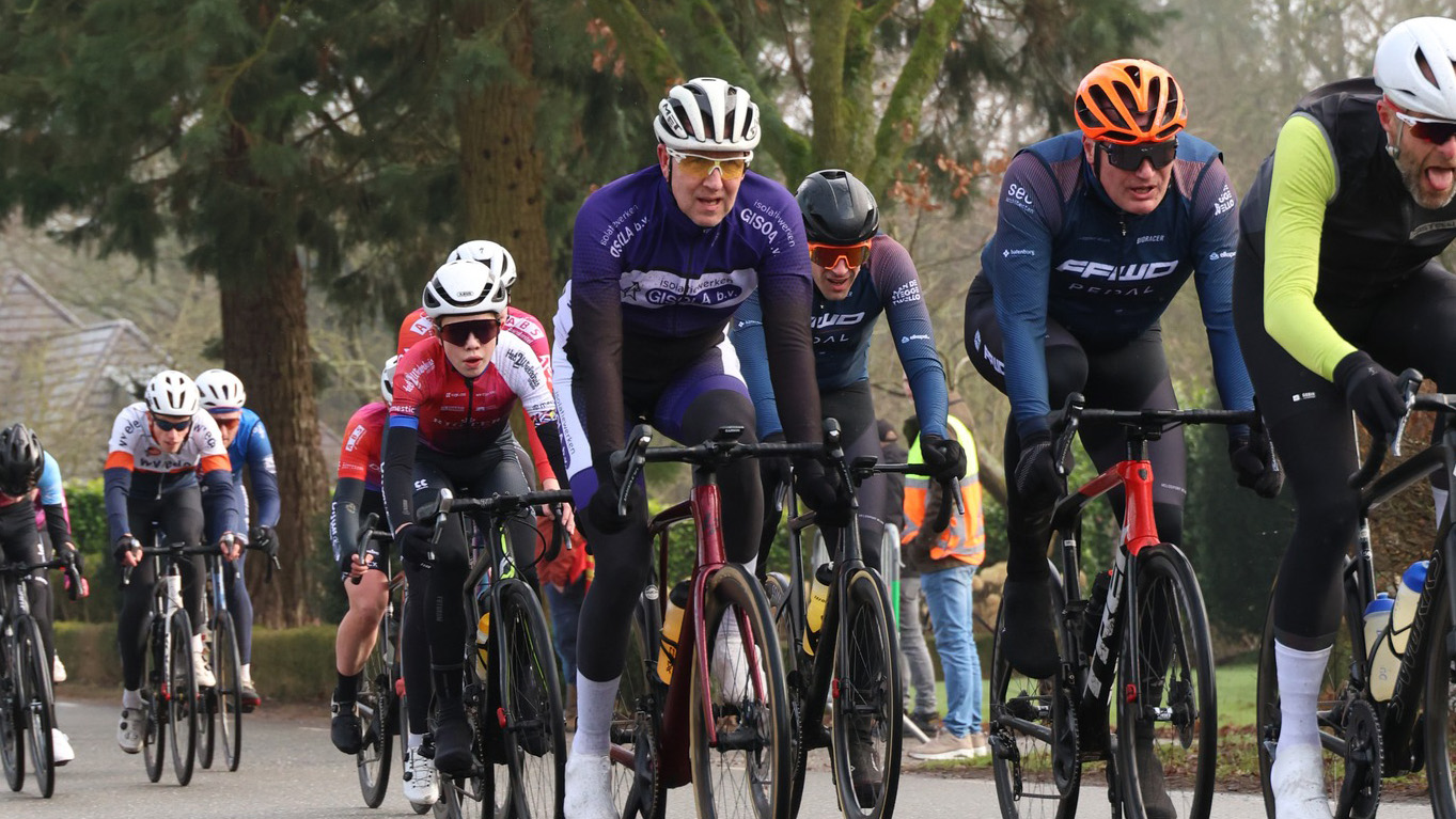 De Voorjaarscompetitie in 't Loo: waar topsport en gemeenschap samenkomen 🚴
Vanochtend stonden Wim Kruis en Dick Post niet aan de zijlijn, maar midden in de actie. Wim als jurylid, Dick als organisator én renner. In een peloton van bijna honderd renners – waaronder renners uit Japan, Ierland, Duitsland en Australië – finishte Dick als tiende,
Niet alleen praten, maar ook doen. Met grote waardering voor alle vrijwilligers die zich inzetten voor onze mooie gemeente 💚
Op de foto van Oddéro Nijkamp zie je Dick met de oranje helm!
