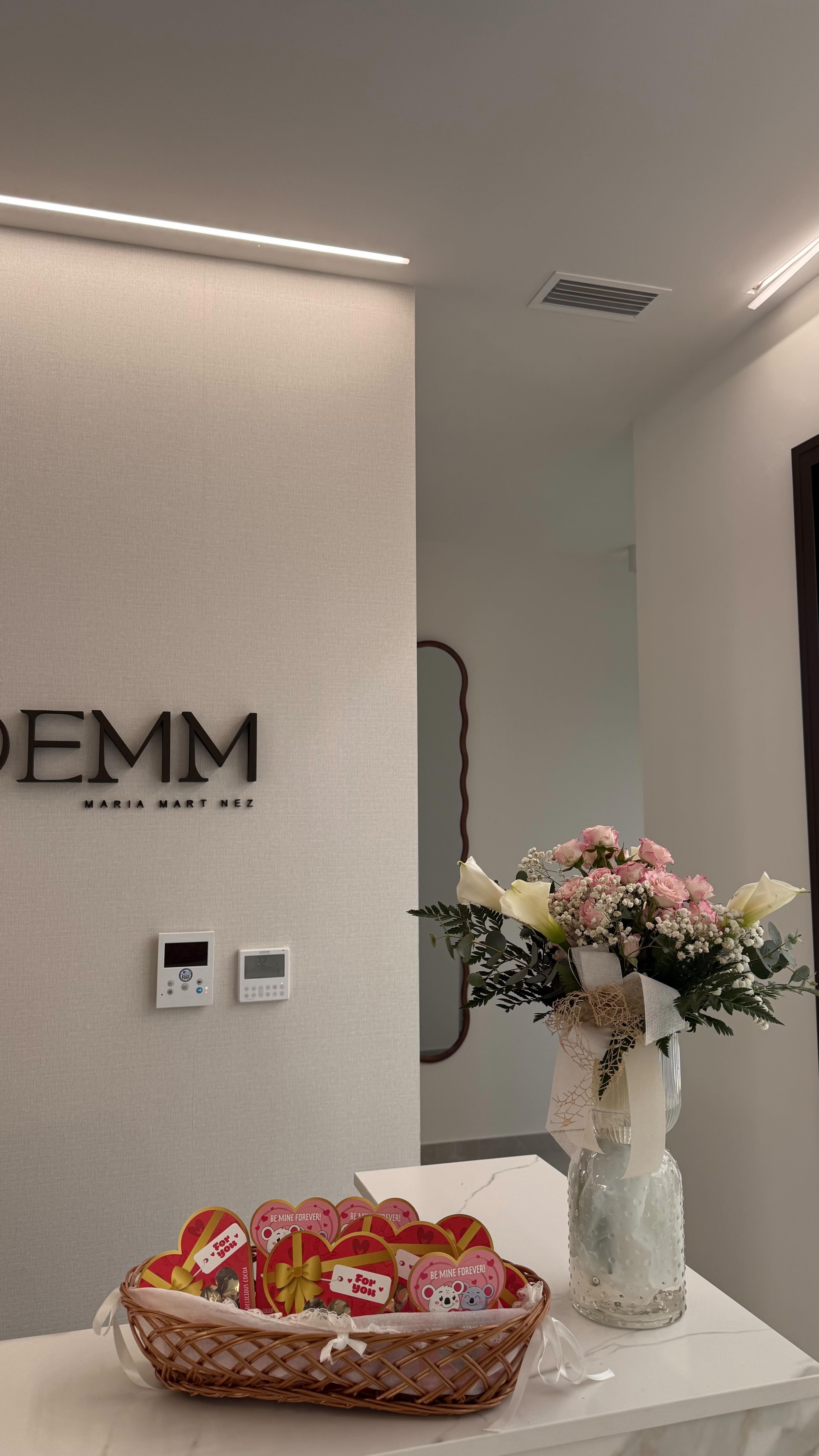 💖💓💗San Valentín puede ser un día bonito💕💘💝
Pero también puede ser un día que remueva.
Porque cuando todo se llena de parejas felices, flores y cenas románticas, es fácil que aparezca una pregunta silenciosa:
“¿Y yo?”
En consulta veo constantemente cómo la soltería se vive como una carencia.
Como si no tener pareja significara que algo falla.
Como si el valor personal dependiera de ser elegida.
Y no.
Estar soltera no dice nada negativo sobre ti.
Aceptar relaciones que no te hacen bien por miedo a estar sola, sí.
Desear una pareja es humano.
Necesitarla para sentir que vales es otra cosa muy distinta.
La soltería no es una sala de espera.
No es un error que hay que corregir.
Es una etapa con identidad propia.
Y cuanto más sólida sea tu relación contigo,
menos urgente será buscar a alguien que te complete.
✨ No estás incompleta.
✨ No llegas tarde.
✨ No te falta nada.
Si este mensaje te ha resonado, guárdalo para releerlo cuando lo necesites.
Y compártelo con esa amiga que a veces duda de su propio valor.
#AmorPropio #Psicología #SanValentín #Autoestima #relacionessanas