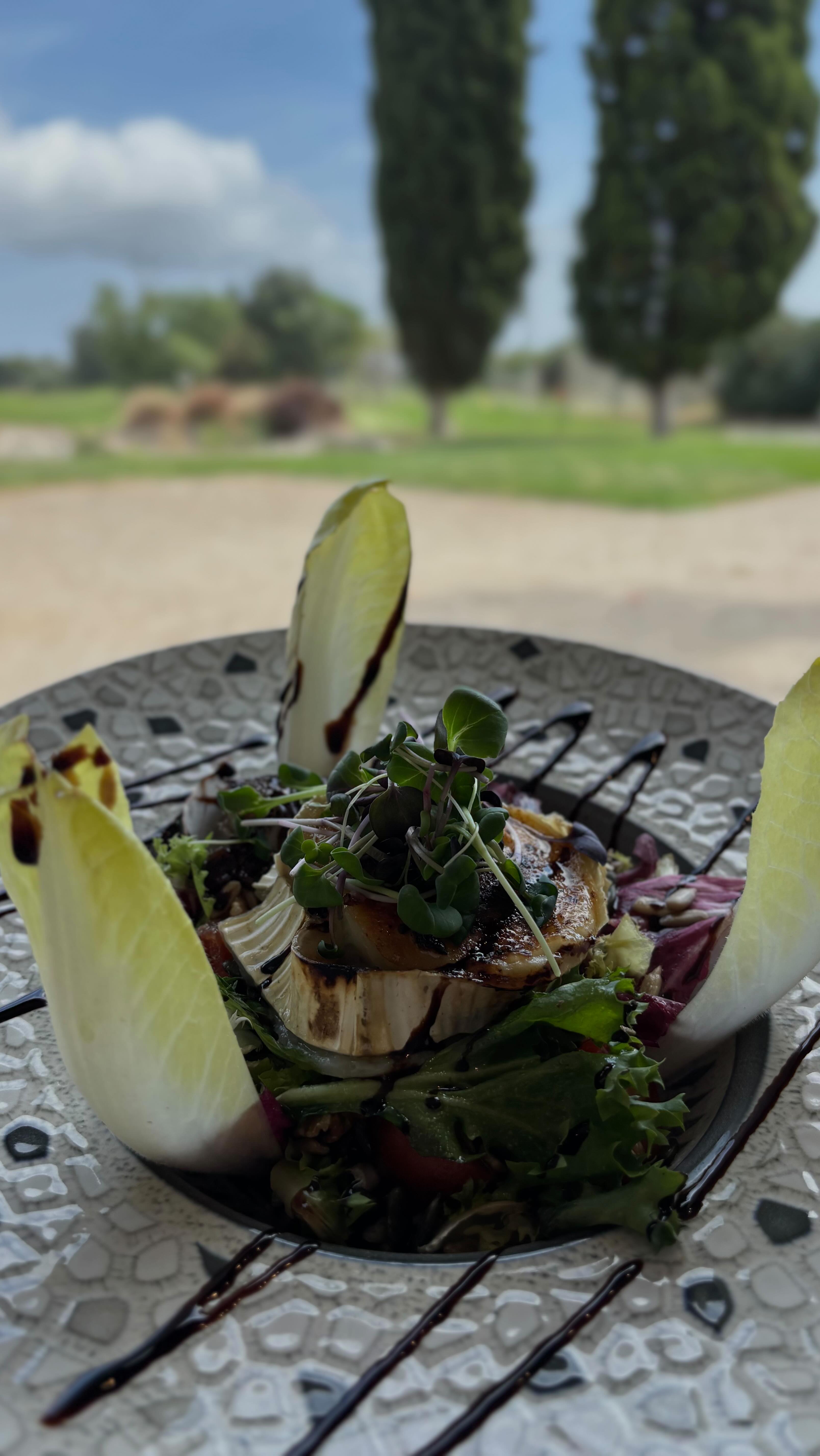 Un plato detrás de otro… y cada uno mejor que el anterior.
Así sabe disfrutar de verdad ✨
Sabores que sorprenden, texturas que enamoran y detalles que marcan la diferencia.
Porque cuando la cocina se hace con mimo, cada bocado se convierte en un momento para recordar