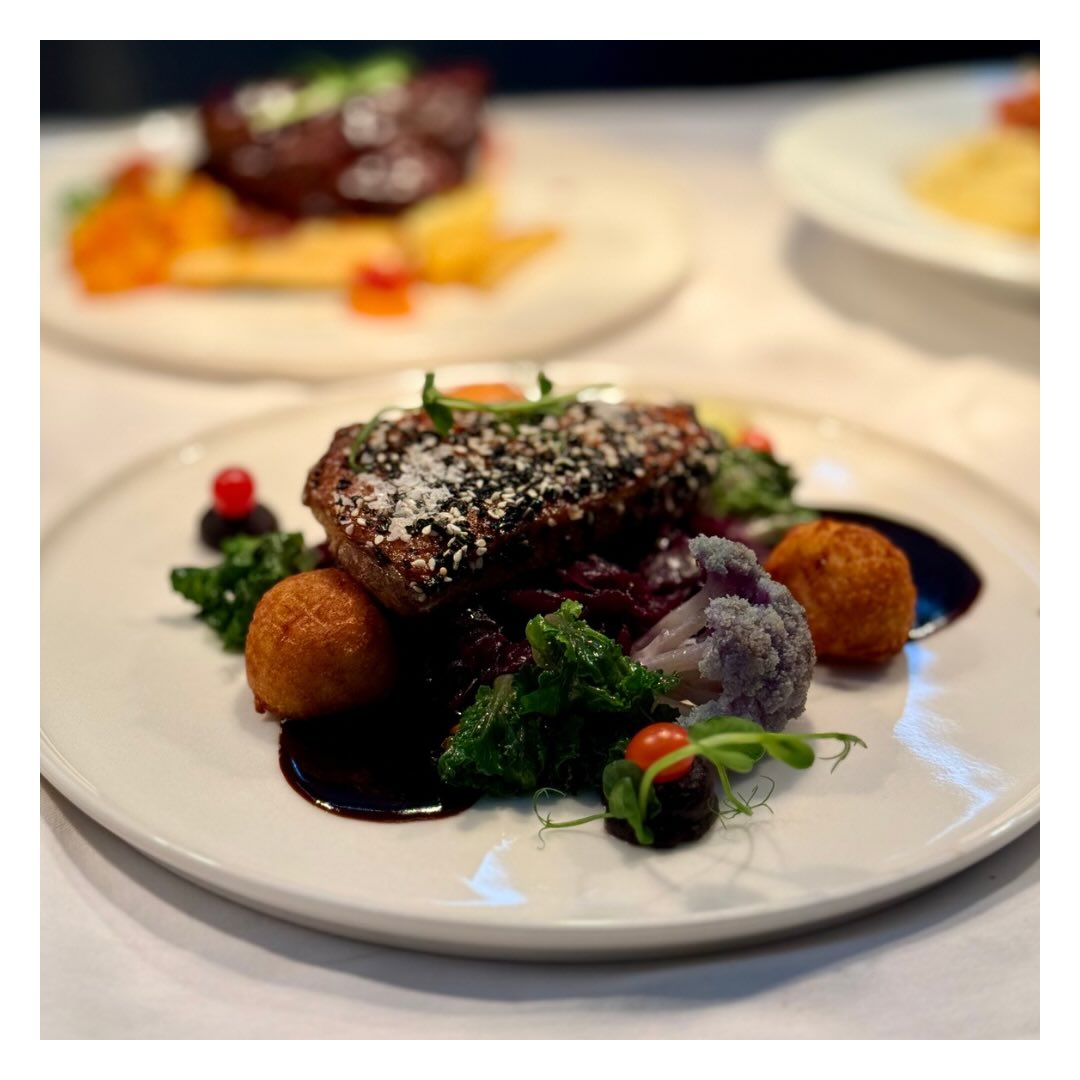 Barbarie Entenbrust
Kartoffel-Sellerie Püree / Pastinaken / Kürbis-Chili Kompott / Rotwein Jus
Saisonale Karte, regionale Produkte.
Reserviert euch jetzt einen Platz. - Telefonisch unter 0471/48364080 oder online auf www.pier6.de.