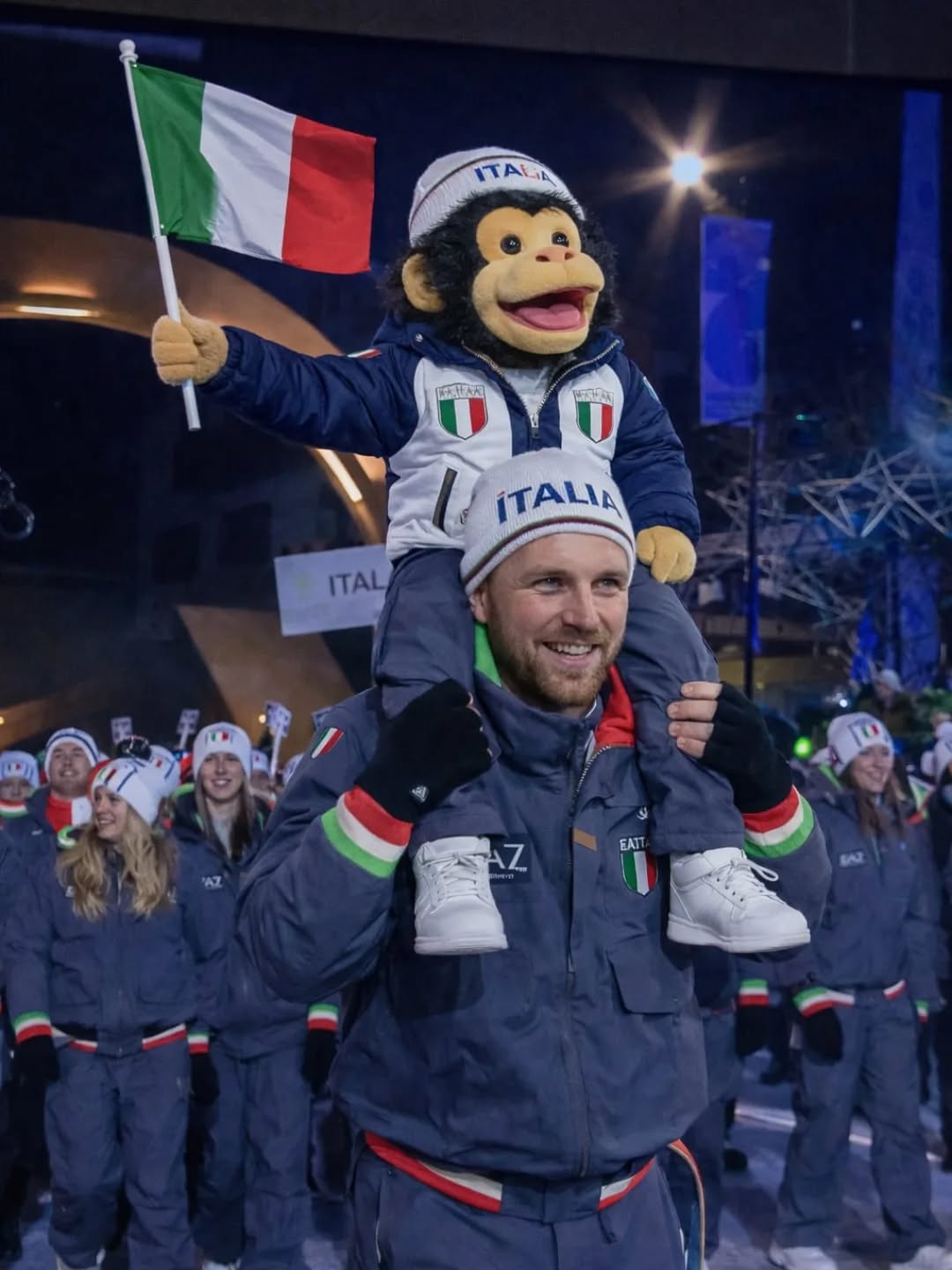 ❄️🏅 Charlie va alle Olimpiadi Invernali 2026! 🏅❄️
Vi presentiamo Charlie! Charlie è lo speciale pupazzo scimpanzé che Mandy usa in classe per aiutare i nostri piccoli studenti a sentirsi sicuri, felici ed entusiasti di imparare l’inglese.
Charlie non è uno scimpanzé qualunque… ama vivere le sue avventure in giro per il mondo — e soprattutto qui in Italia!
Siamo felici di condividere con voi l'ultimo traguardo di Charlie: essere scelto per partecipare alle Olimpiadi Invernali 2026 a Cortina! Nelle prossime settimane seguiremo il suo viaggio olimpico. Vedrete cosa fa, chi incontra e come vive questa fantastica esperienza come parte del Team Italia.
Il vostro bambino potrebbe aver già parlato di Charlie a casa — è una parte molto importante delle nostre lezioni e aiuta i bambini a imparare attraverso storie, immaginazione e divertimento.
Sentitevi liberi di condividere le avventure di Charlie con i vostri piccoli. Speriamo che si divertano a seguire il suo viaggio olimpico tanto quanto noi!
Restate sintonizzati per le prossime avventure olimpiche di Charlie… 🐒 ❄️