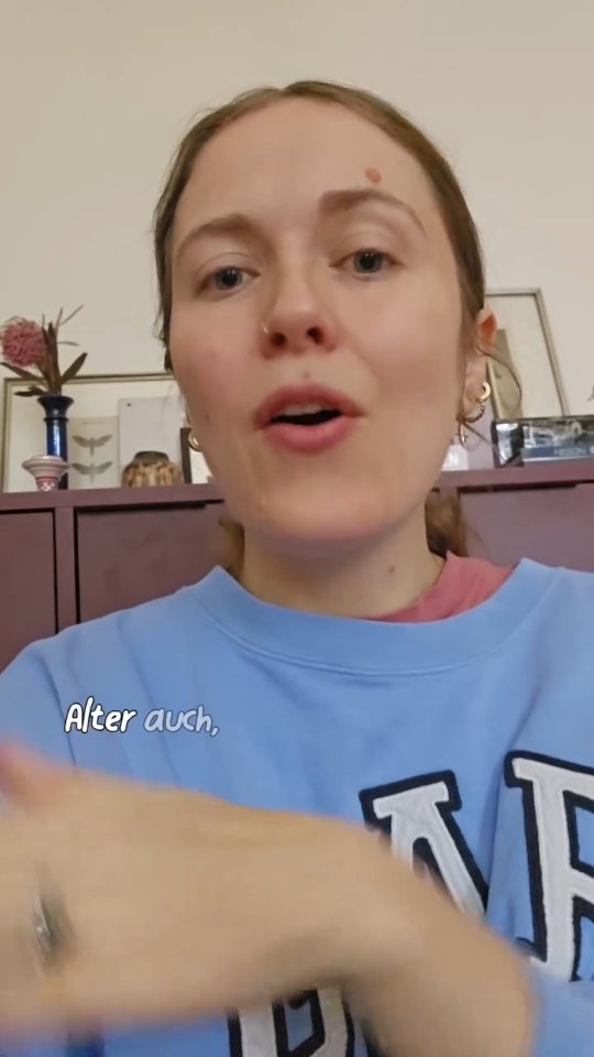 Hinweis: am 20.02.2026 wurde die S3-Leitlinie zur Stilldauer publiziert. Diese empfiehlt für gesunde, reifgeborene Babys ein Vollstillen bis 6 Monate und entsprechend einen Beikoststart exakt zum Beginn des 7. Monats. Ich habe die Leitlinie bereits in einem Reel eingeordnet.
💡Die Empfehlung, wann mit der Beikost gestartet werden sollte und z.B. auch, wann allergene Lebensmittel eingeführt werden sollten, hat sich in den letzten Jahrzehnten mehrfach geändert. Die Ergebnisse diverser Studien unterstützen die zum Stand dieses Video-Uploads in Deutschland geltende Empfehlung: Beikostbeginn frühestens mit dem vollendeten 4. spätestens mit dem vollendeten 6. Lebensmonat unter der Beachtung der drei echten Beikostreifezeichen.