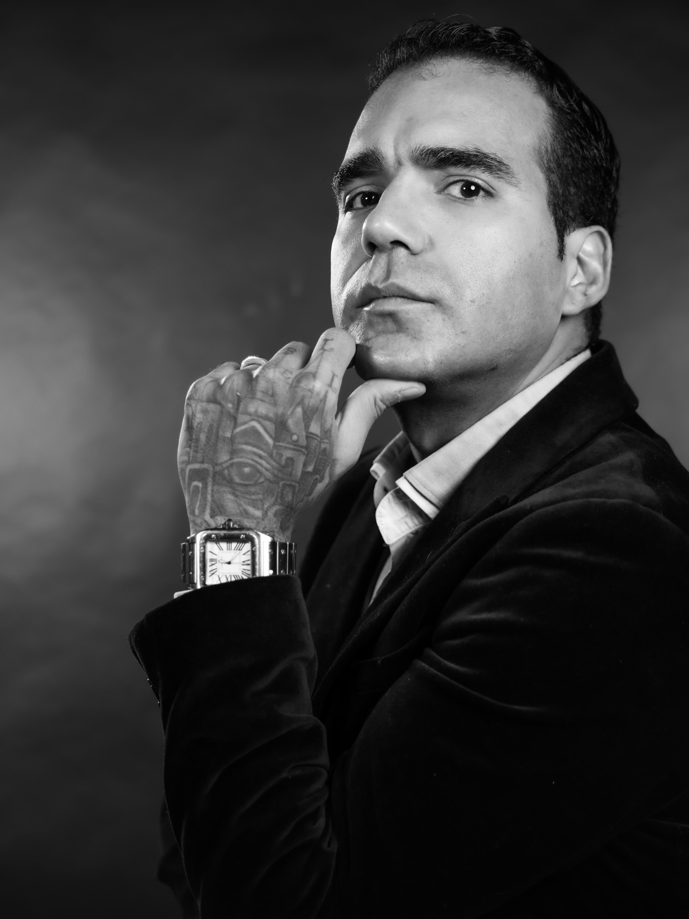 El hombre de negocios @deividricox 🖤 y su tierno acompañante Lennon 😺
#sesiondeestudio #booksdeforos #hombreygato