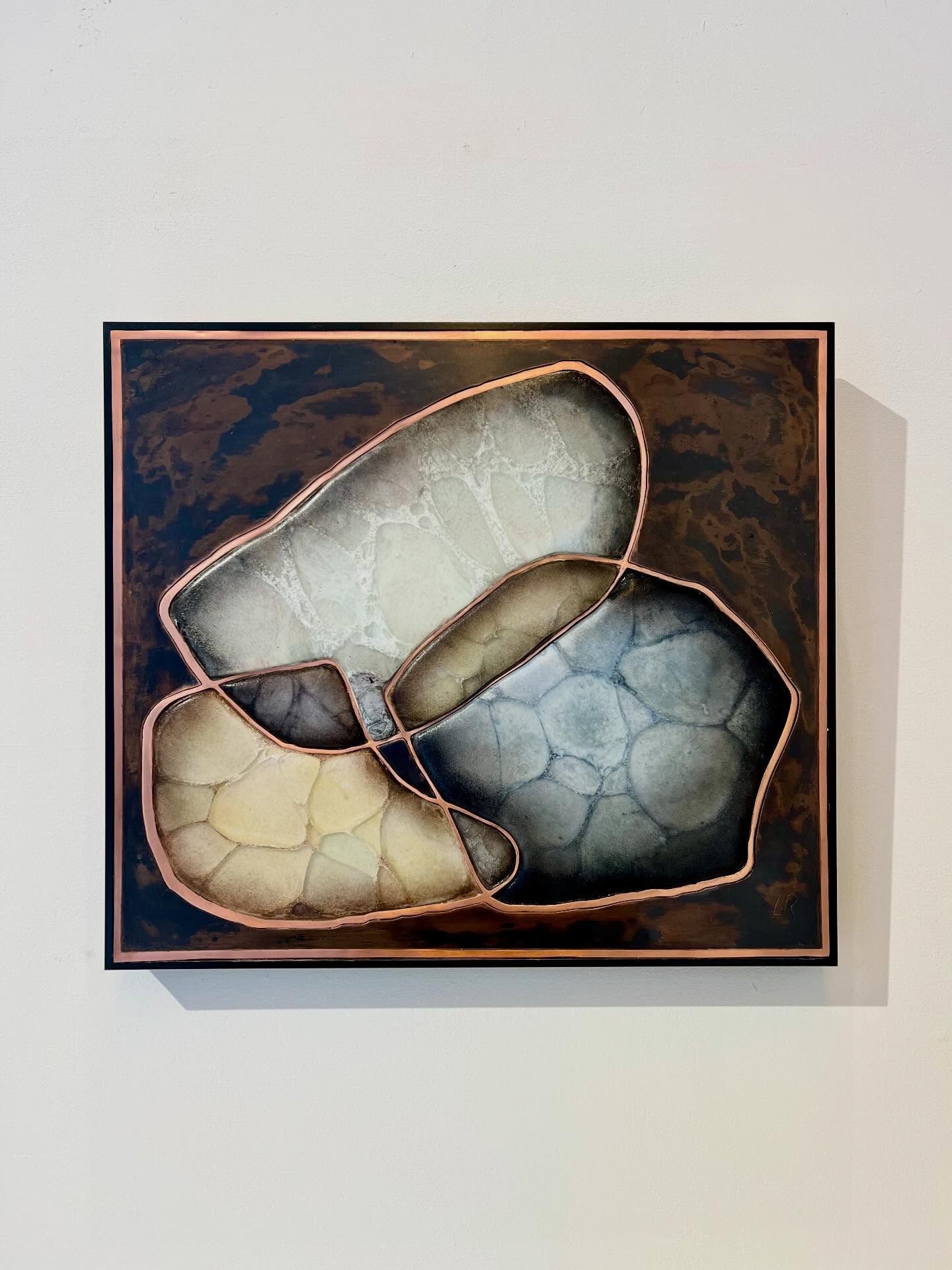 ✨ NEW — ORIGINE #4
De la terre naissent les matières
34x30cm
Émaux sur cuivre, patine sur cuivre, cuivre, encadrement bois
Minéraux, métaux et verre s’y rencontrent, se transforment, se révèlent
📍À retrouver au @_studioparallele_