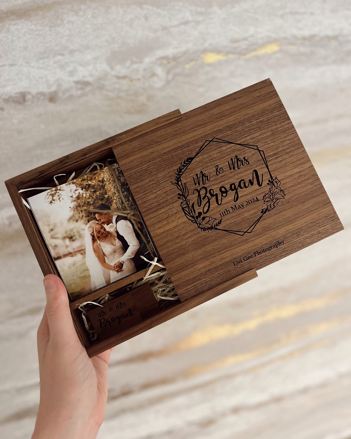 Ever wondered how your wedding photos get delivered? I spend a bit extra to get that perfect final touch with your engraved box, memory stick & my few favourite prints in there - so you can look back and keep for a lifetime! We all love the online galleries, but having something printed to keep in person is just that extra bit special 🫶🏻
I absolutely love how they look when they go out 🥹