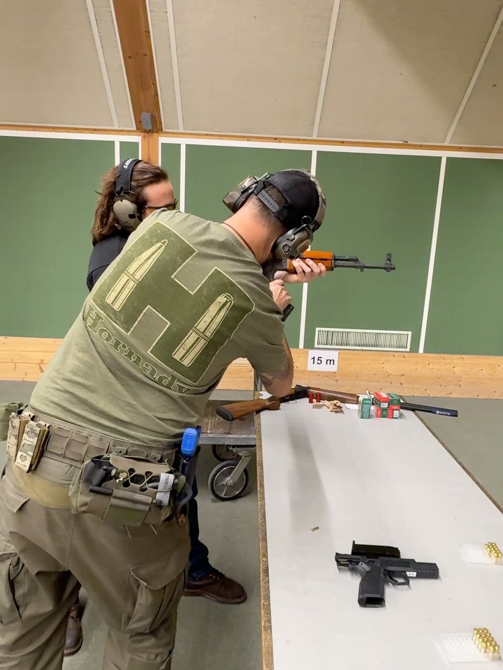 Ausbildung ist Vertrauenssache. Der erste Kontakt zu Feuerstöcken ist enorm entscheidend. Kleine Gruppen und Konzentration. Kein Zeitdruck, sondern einzelnes Erklären jeder Frage. Danke Brünig Indoor fürs hosting in eurer Polihalle, perfekte Bedingungen wie immer 🌿. I corsi di tiro sono una questione di fiducia. Il primo contatto con le armi da fuoco è estremamente importante. Piccoli gruppi e concentrazione. Nessuna fretta, ma spiegazioni dettagliate per ogni domanda. Grazie Brünig Indoor per averci ospitato nella vostra palestra polisportive, condizioni perfette come sempre 🌿 #armeriagrigioni #bruenigindoor