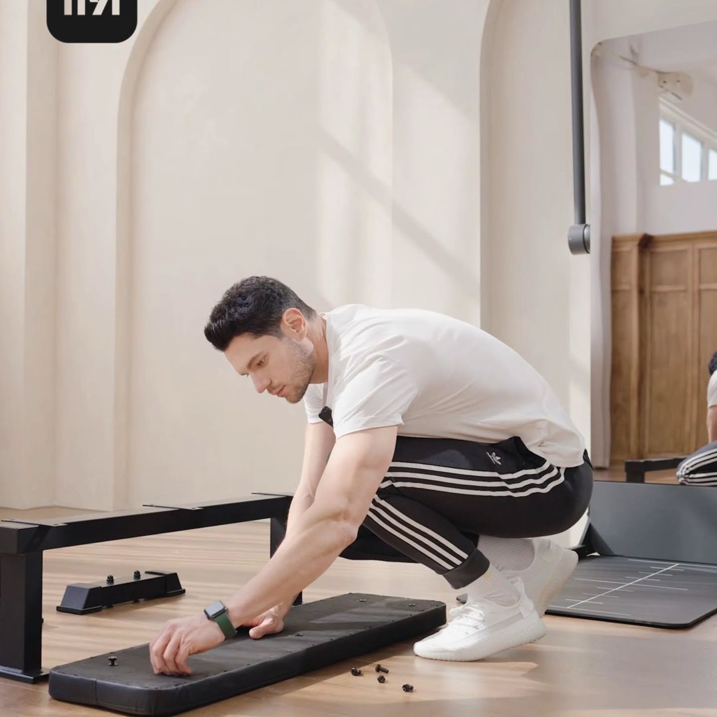 Minutenschneller Aufbau. Der IMBODY kommt zum Großteil komplett vormontiert. Was noch bleibt ist ggfs. Die Bodenplatte, die Trainingsbank und die Ruderbank. Der komplette Aufbau dauert ca. 25 Min und wer in dieser Zeit lieber einen Kaffee trinkt, der kann auch einfach unseren Aufbauservice buchen