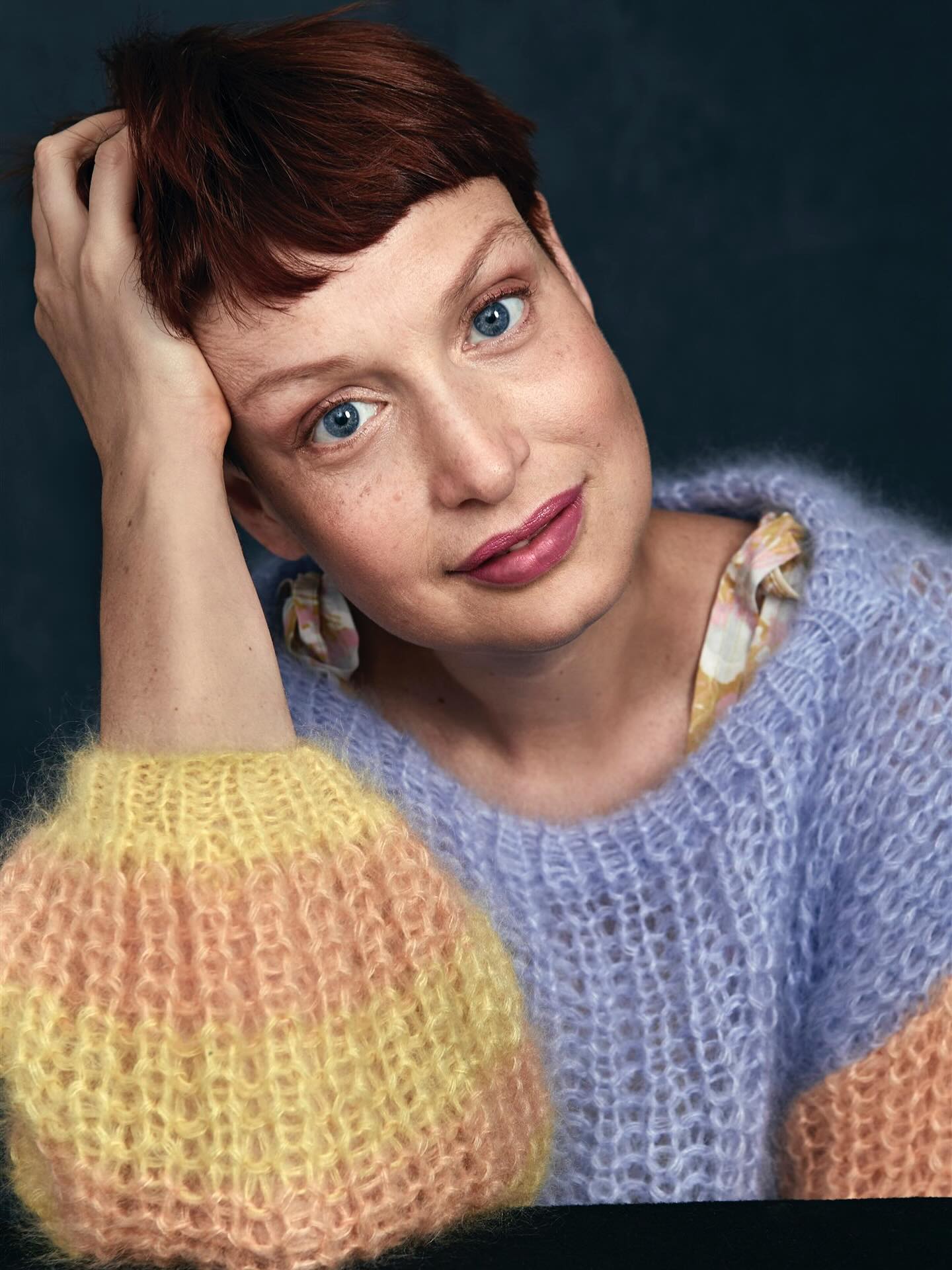 Oh Stefanie, wie had er ooit gedacht dat toen ik zes jaar geleden deze foto van jou nam deze zou gebruikt worden om afscheid van jou te nemen?
Ik zal jou altijd herinneren als een vrouw vol energie, vol doorzetting, vol kleur en sprankels, gekke dansmoves en een glimlach die altijd in de kijker stond door jouw felle lippenstift. Ze mogen zichzelf gelukkig prijzen met zoveel positiviteit daarboven. Sprankel je daar soms wat van naar beneden? Want dat kunnen we wel gebruiken✨
Ik denk aan je en aan je familie en vrienden.