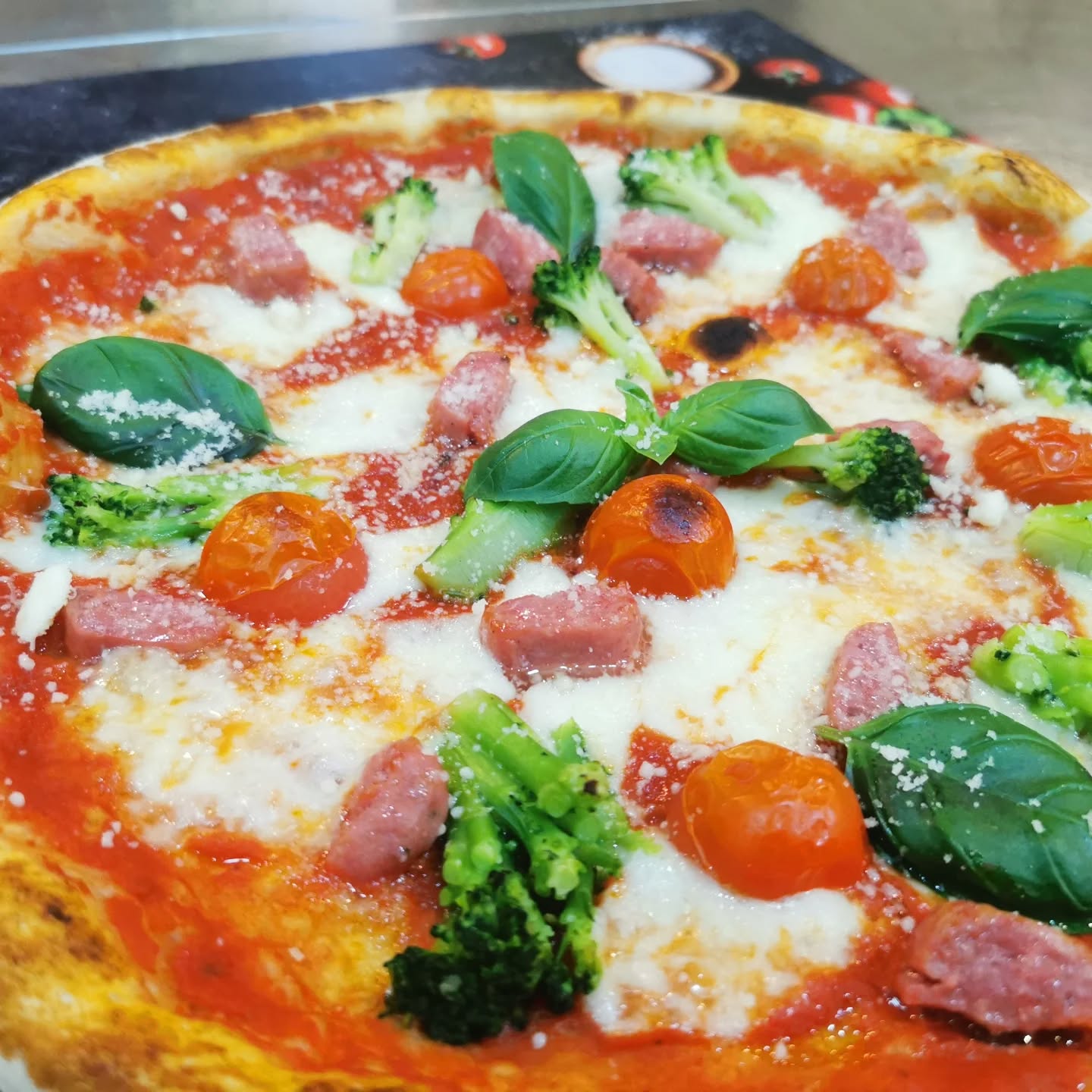 Hallo, liebe pizza Freunde die neue Pizza des Monats ist da, online oder telefonisch bestellbar
Friesche Salciccia-broccoli- cocktail tomaten-
Geriebene Grana padano.
11.90 €