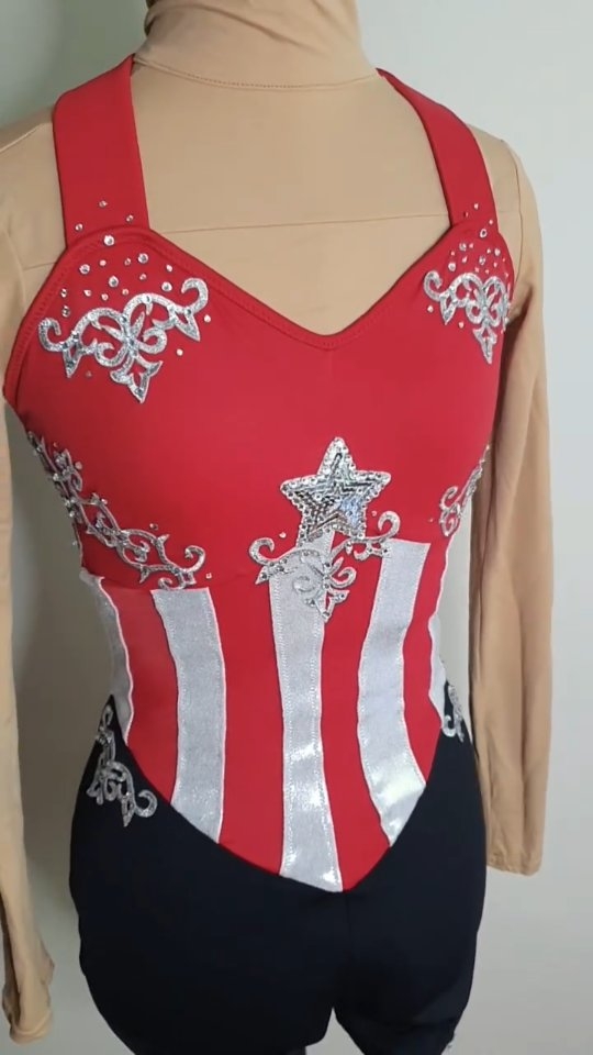 And an all-around view!
This was so much fun to make. The colours, The romantic vintage circus vibe, it has straps, appliques...
Thank you so much for your trust, Anna!
#circuscostumedesigner #circuscostume #vintagecircus #bespokecostume