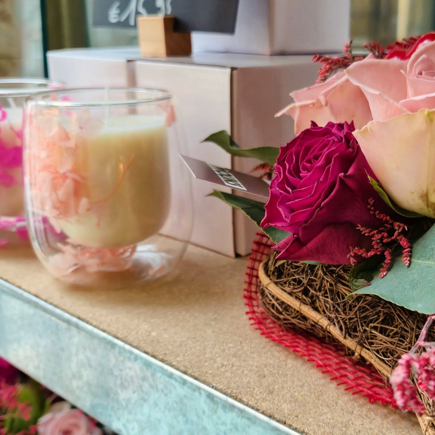 🥰 Valentijn hangt in de lucht… en ruikt naar rozen 🥰
Op zoek naar een geschenk dat écht raakt? Onze Rouge Romance-bloemstukken zijn met liefde samengesteld — van een klein romantisch gebaar tot een weelderig arrangement vol passie 🌹
Te koop via www.mouks.be
En bij Boekhandel ’t Oneindige Verhaal
Prijzen van €15,95 tot €34,95
Wil je je geliefde verrassen met een persoonlijk bloemstuk? Of haar/hem overladen met stapels rozen?
👉 Alles is mogelijk — geef ons gerust een seintje en we maken het met hart en ziel.
Valentijn is maar één dag… maar liefde mag elke dag bloeien ❤️