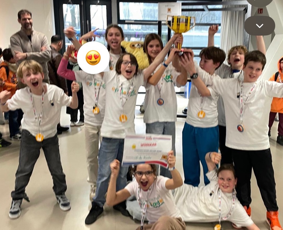 Wat een mijlpaal! 🏆🤖✨
Onze toppers hebben het geflikt: winnaars van de regionale finale Noord-Holland van de LEGO League Challenge! 🎉
Met een enorme dosis inzet, doorzettingsvermogen en creativiteit hebben deze leerlingen laten zien wat er mogelijk is als je durft te dromen, te bouwen en samen te werken. Urenlang brainstormen en aanscherpen van ideeën, ontwerpen, testen, aanpassen en dat alles met een glimlach en een flinke portie teamspirit.
We zijn ook ontzettend dankbaar voor de ongelofelijke betrokkenheid van de ouders. Jullie begeleiding, aanmoediging en praktische hulp hebben een wereld van verschil gemaakt. Samen hebben jullie dit avontuur mogelijk gemaakt! 🙌
En natuurlijk een speciale shout-out naar Suzanne 💛 de leerkracht die dit traject vanaf de kinderschoenen heeft opgebouwd. Met passie en eindeloos veel enthousiasme heeft ook zij dit team begeleid en geïnspireerd. Wat een prestatie!
Trots is een understatement. Op naar de volgende uitdaging! Op naar de landelijke finale wat een geweldige volgende stap voor dit fantastische team! 🇳🇱✨
#FIRSTLEGOLeague #FLLNL #teamwork #creativiteit #UNHEARTHED
