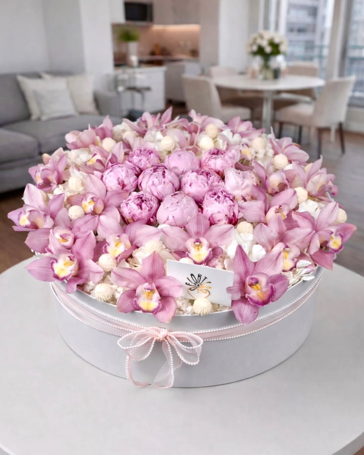 Las rosas rojas siempre serán un clásico, un símbolo eterno del amor.
Pero hay historias que se cuentan en otros tonos, con matices más suaves y elegantes.
Este diseño reúne orquídeas holandesas y peonias, acompañadas de elementos rehidratados en blanco, creando una composición delicada, romántica y diferente.
Una opción para quienes quieren celebrar el amor con un gesto sutil, refinado y memorable.
💎🤍
#SanValentin #Peonias #Orquideas