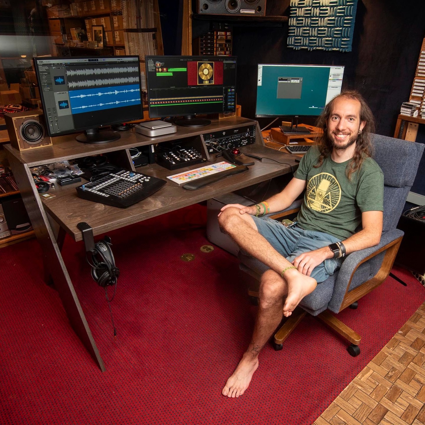 Introducing my new studio engineer Vincent Freeman of The Underground - Recording Studio. Together we overhauled my studio with state of the art audio-visual gear, bringing it into the 21st century.
📷: @jebphoto
@theundergroundvt @crazyrainbowhippie #homestudio #recordingstudio #audioengineer