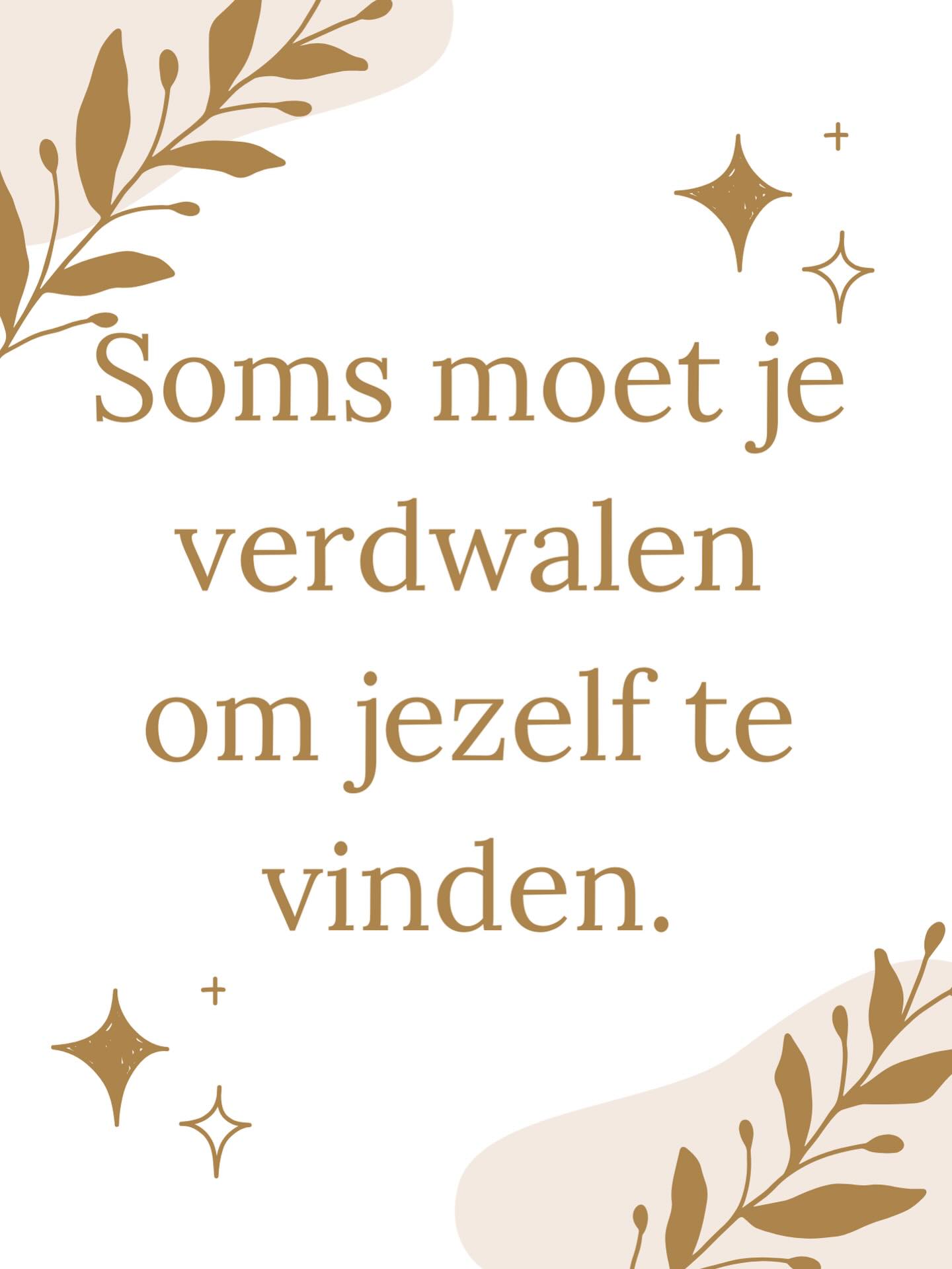 Soms moet je verdwalen om jezelf te vinden.
We houden daar niet van, van verdwalen in het leven. We willen weten wat we willen, ons doel achterna gaan, dat alles goed gaat in ons leven.
Toch is verdwalen nodig. Het brengt je bij plekken in jezelf die je anders nooit had bezocht. Bij emoties die je liever vermeed. Bij vragen die je niet durfde te stellen.
Verdwalen voelt als falen. Maar het is eigenlijk een uitnodiging: om stil te staan, om te voelen, om opnieuw te kiezen.
In die momenten dat je de weg kwijt bent, vind je vaak het kompas dat al die tijd in jezelf zat.
Je hoeft niet altijd te weten waar je naartoe gaat. Soms is de moed om te dwalen de eerste stap naar thuiskomen in jezelf.
Liefs Danielle
#ikbentara #verdwalen #zelfontdekking #innerlijkereis #groei