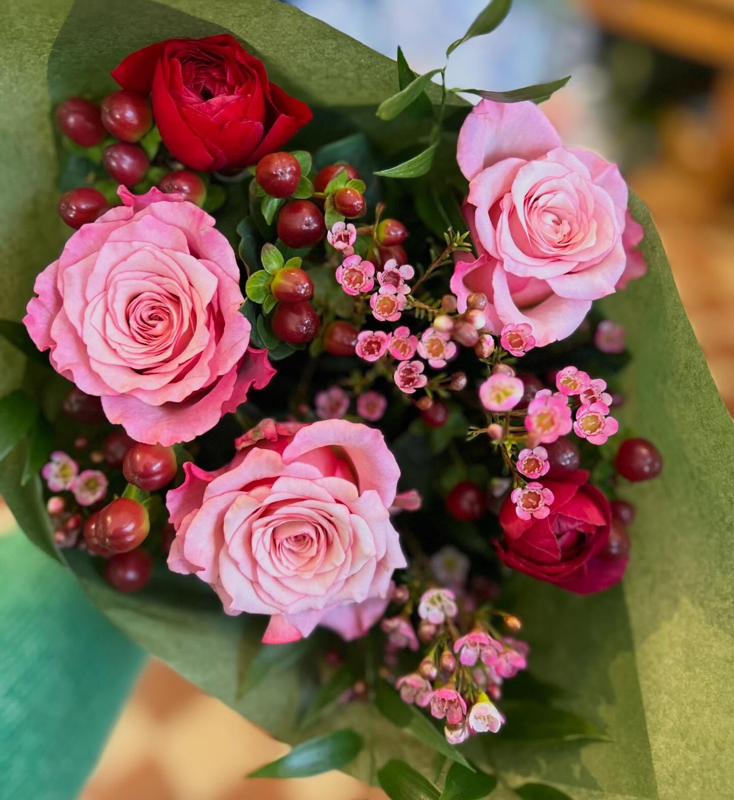 Vackert med rött och rosa 💗🌹
Vi öppnar upp butiken för en ny vecka och laddar upp inför alla hjärtans dag som närmar sig med stormsteg!
Dags att börja planera inför den stora dagen och beställa en bukett till din kära 🌹
Det gör du enklast genom att maila oss på info@lantlivtradgard.se eller ringa oss på 08-875155
Välkommen 🌹🥰🎉