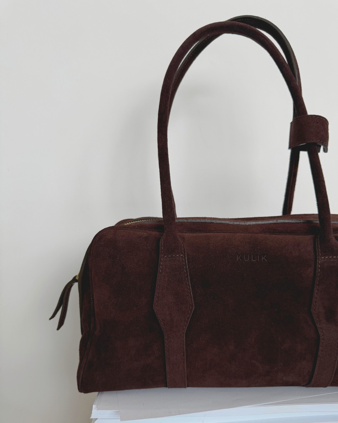 Czekoladowy zamsz, miękka forma i detal, który mówi wszystko – czerwone skórzane serce.
To nie jest dodatek na jeden dzień. To prezent, który zostaje na lata.
Dla niej.
Albo dla siebie. Bo najlepsze miłości zaczynają się od środka.