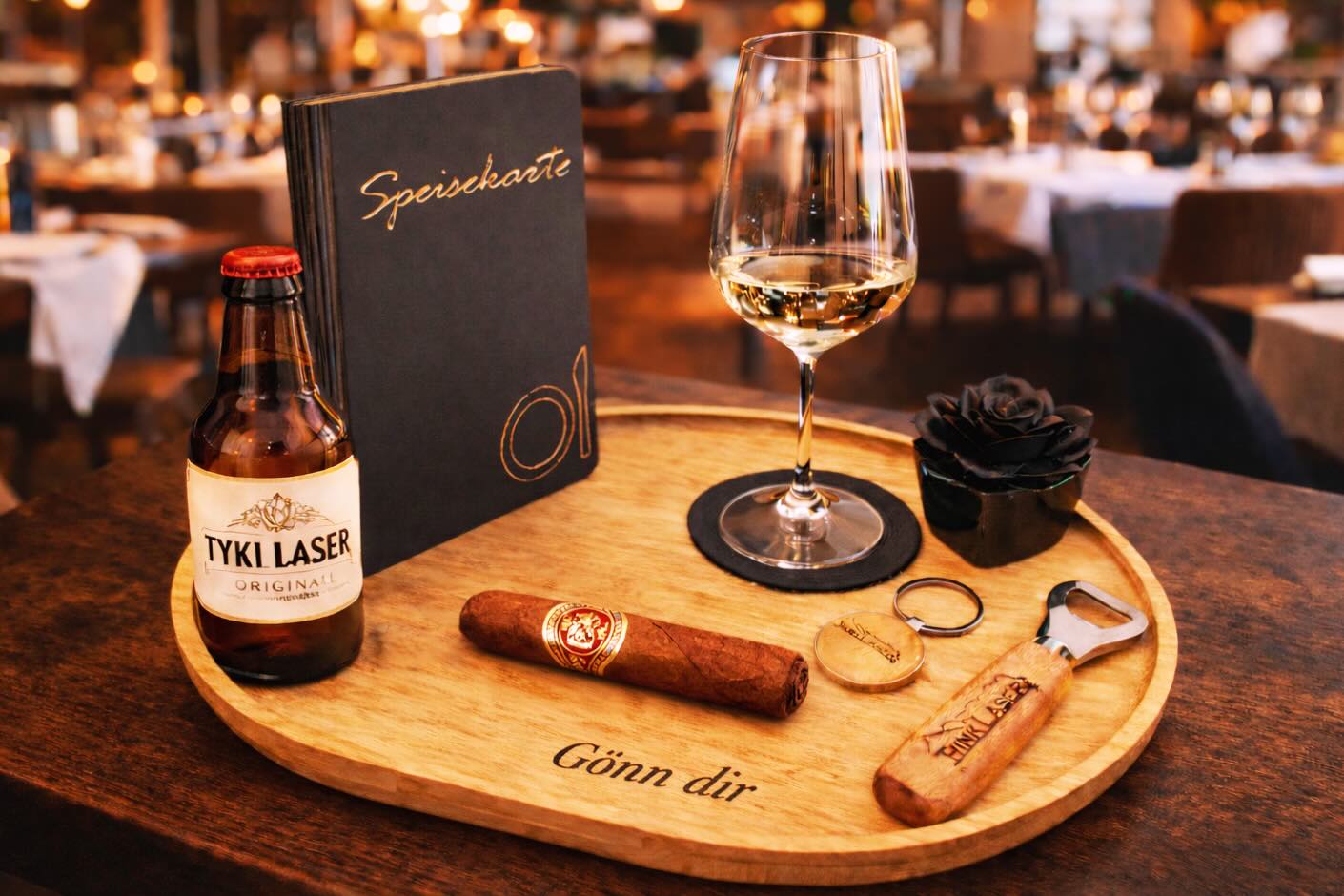 Alles ist personalisierbar, ob die Speisekarte, das Glas, der Bieröffner, die Zigarre, oder das Tablett selbst, wir machen es.