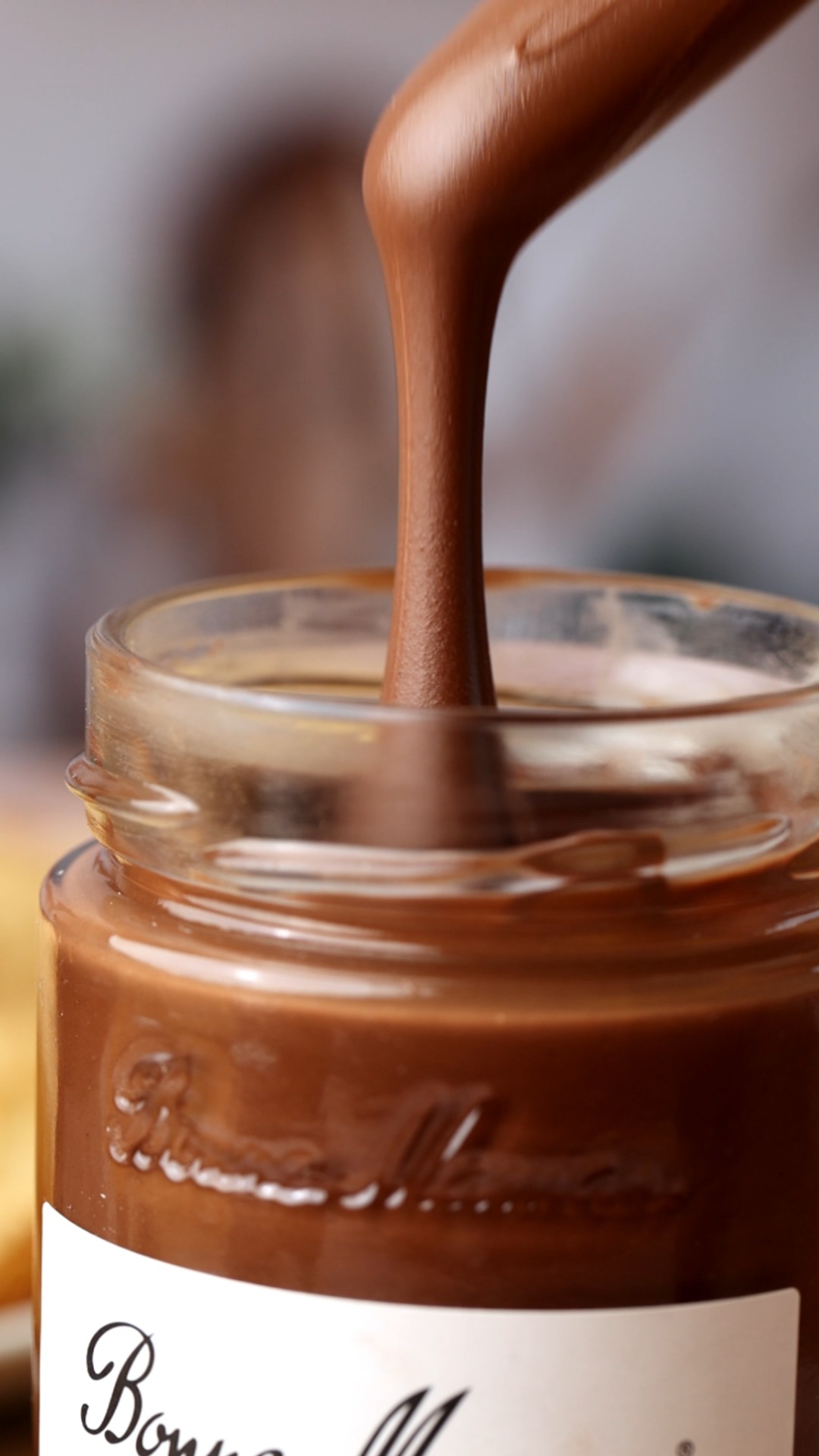 Close your eyes, and let the sounds company you 🎧 The crisp click of the lid, the slow scrape of the spoon through rich Hazelnut Chocolate Spread, the soft whisper of Peach Preserves gliding over warm crepes… 🍑 This is how sound turns into taste ✨
輕閉雙眼,讓聲音治癒你 🎧 開啟瓶蓋清脆的喀噠聲,勺子緩緩刮過濃郁榛子朱古力醬時的細響,桃子果醬滑過溫熱可麗餅的輕柔細語… 🍑 聽,聲音正化為美妙滋味 ✨
#BonneMaman #HazelnutChocolateSpread #PeachPreserves #StrawberryPreserves #DeliciousMoment #Deliciousness