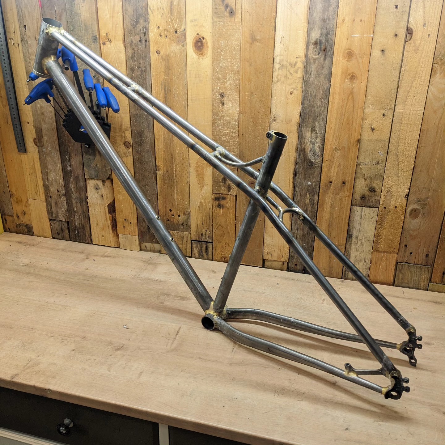 🚲 Un projet qui sort de l'ordinaire 🚲
Encore quelques finitions avant de le découvrir en détail.
Et il sera dans quelques mois sur les chemins de la @frenchdivide avec @fred_aka_la_marmotte
#association_artisans_cycles
#artisanducycle
#bikepacking
#framebuilding
#handmadebicycles
#madeinlorient