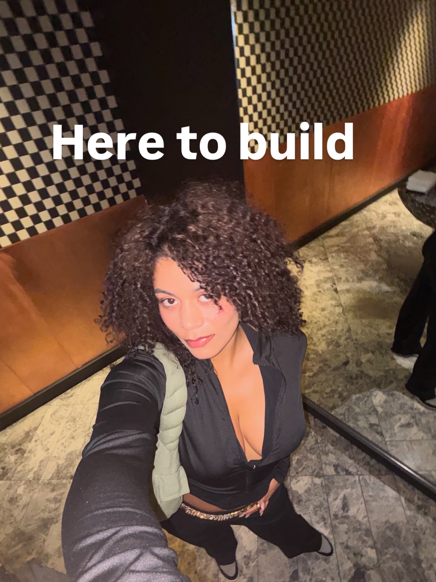 En ce début 2k26, je prends le temps de mesurer quelque chose d’essentiel ⬇️
La reconnaissance, claire et durement acquise, de mon impact dans des espaces que j’ai longtemps rêvé d’intégrer, avec l’intention de transformer ce qui m’avait, autrefois, semblé inaccessible.
Depuis le premier jour où j’ai commencé à mixer, je construis pour les femmes, les minorités, les marges.
Pour créer des espaces joyeux et safe. 🖤
Pour transmettre autant que performer. 🎧
Longtemps, j’ai douté de ma légitimité à accéder à ces espaces.
Aujourd’hui, je sais que mon histoire et ma perspective y sont non seulement légitimes, mais nécessaires. 🌱
L’enjeu, maintenant, c’est le futur.
Je puise dans ces expériences et ces rencontres l’énergie nécessaire pour continuer à construire des collaborations durables, ressourçantes, pensées sur le long terme. ⏳
Je mise sur des alliances qui font grandir, qui accompagnent autant qu’elles se laissent accompagner, et qui s’inscrivent dans une vraie vision d’amélioration, d’évolution et d’avenir. 🫱🏽🫲🏼
Continuer à bâtir des projets collectifs, structurés, exigeants, profondément alignés avec mes valeurs.
Que ce soit à travers ma résidence avec la radio @rinsefrance 🔊,
dans le mentorat avec @mewem_france et mon collectif @maquis_des_degats ,
ou dans les échanges avec des acteurs de l’industrie comme @alphathetafrance 🎚️,
je ressens quelque chose de précieux :
ce travail intéresse, résonne et ouvre des perspectives. 🔑
Je continuerai à collaborer avec des personnes et des structures ancrées, conscientes,
qui partagent ces valeurs et savent miser sur le temps long. 🌍
L’histoire continue.
Et elle s’écrit ensemble. ✍🏾
Merci de m’aider à continuer 🙏🏽