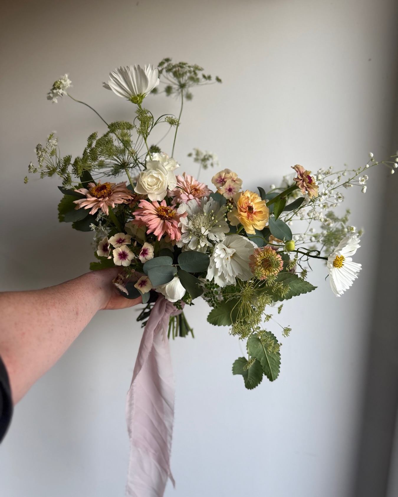 A pallet inspired by late summer
I love designing soft seasonal florals for your individual day. I curate flowers and craft designs for couples looking for considered romantic florals.
Accepting enquiries for 2026 and 2027 luxury weddings.
#weddingflowers #ecoweddingflowers #weddingflorist