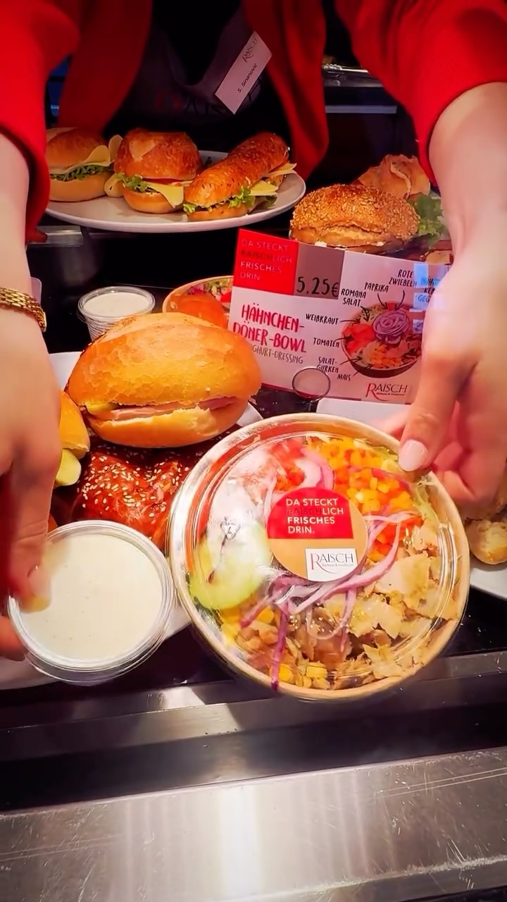 Döner-Vibes bei Raisch! 🥙🔥
Wir haben Zuwachs in der Theke: Unsere neue Hähnchen-Döner-Bowl ist endlich am Start! ✨
Knackiger Salat, saftiges Hähnchen und ein Dressing, das jedes Mittagstief besiegt. 🤤 Die ideale Portion Frische, um mit richtig viel Energie durch den Tag zu kommen.⚡️
Die Bowl wartet nur darauf, von euch vernascht zu werden! 🥗 Probiert sie unbedingt aus – wir sind uns sicher, ihr werdet sie lieben. 🥰
#raisch #dönerbowl #lunch #döner #bäckerei