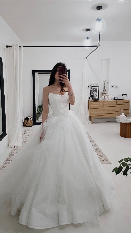 Deliz by Eva Lendel, where couture fantasy meets modern refinement.
Voluminous taffeta, sculpted florals in airy tulle, and a draped corset that defines every curve. Two looks. One unforgettable statement.
Discover the transformation. Book your appointment.
📞 01724 645 058
📱www.elizabethkatebridal.co.uk
📧 hello@elizabethkatebridal.co.uk
📍128 High Street Crowle DN17 4DR
#EvaLendel #DelizDress #LuxuryBridal #EditorialBride #ModernBride BridalCouture BridalStyle