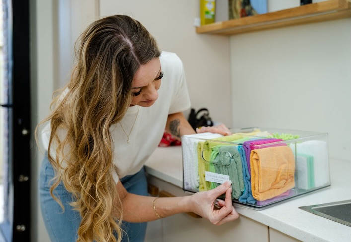 Your clutter isn’t just clutter. . .it’s a lack of boundaries.
This is how containment and labeling fix that for good.
When everything has a home, tidying isn’t a chore, it’s automatic.
Containing items gives them boundaries. Labeling gives them clarity. Together, they reduce overwhelm, make tidying quicker, and support everyone using the space.
Organisation isn’t about perfection. It’s about making your home easier to live in. That’s the goal at The Home Detox.
#homeorganisation #organisedhome #declutterwithintention #homesystems #calmhome