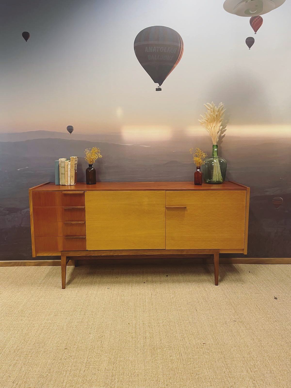 Très belle enfilade du designer tchèque Frantisek Mezulanik, année 70. Dispo en ligne!
#mobilier #mobiliervintage #décorationintérieure #enfilade #vintage